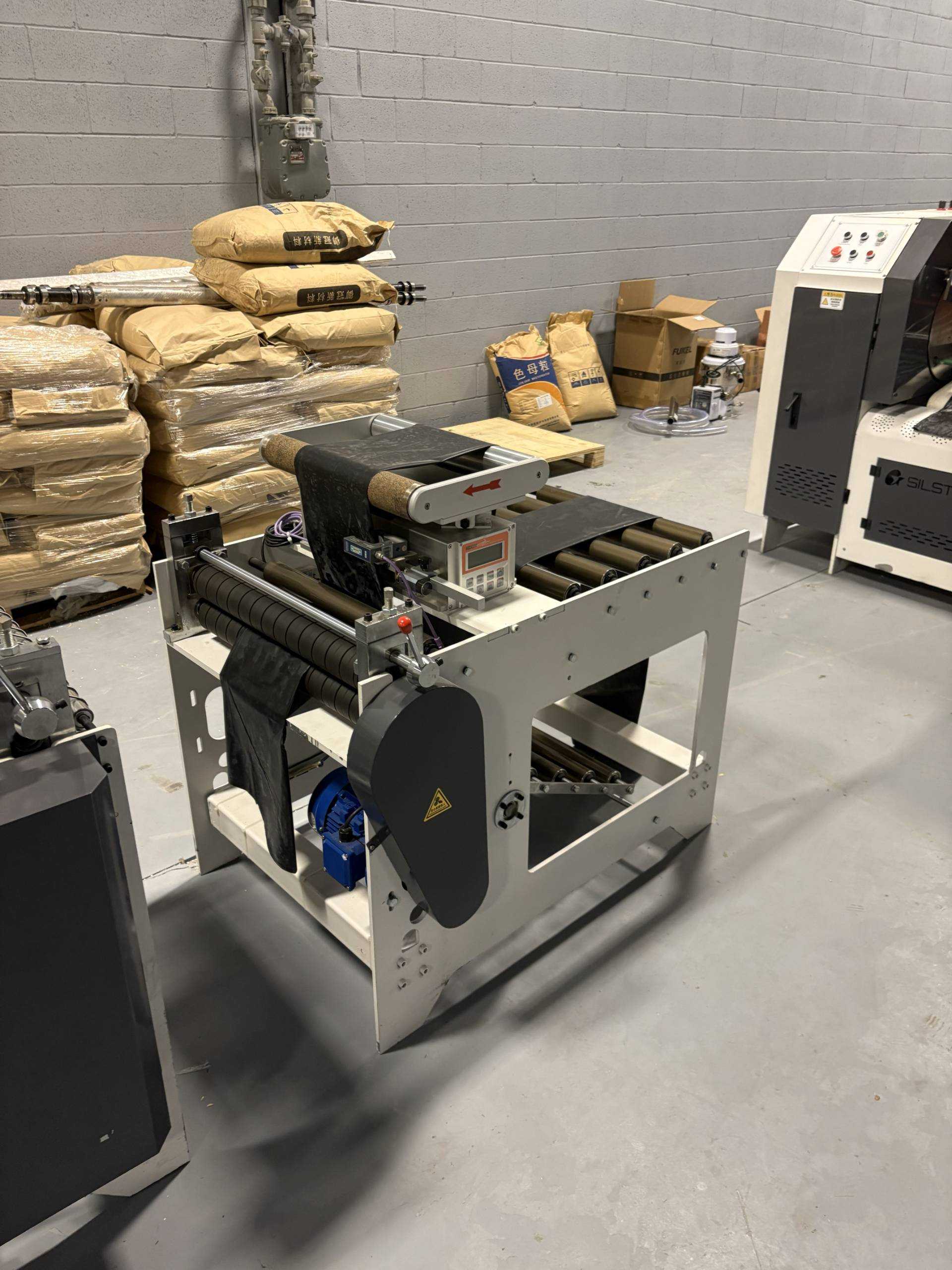 NEW SILSTAR GBDR-1000 INTERLEAF S-TYPE GARBAGE BAG MACHINE, AUTO, 50-140 PCS/MIN - PACKAGING
