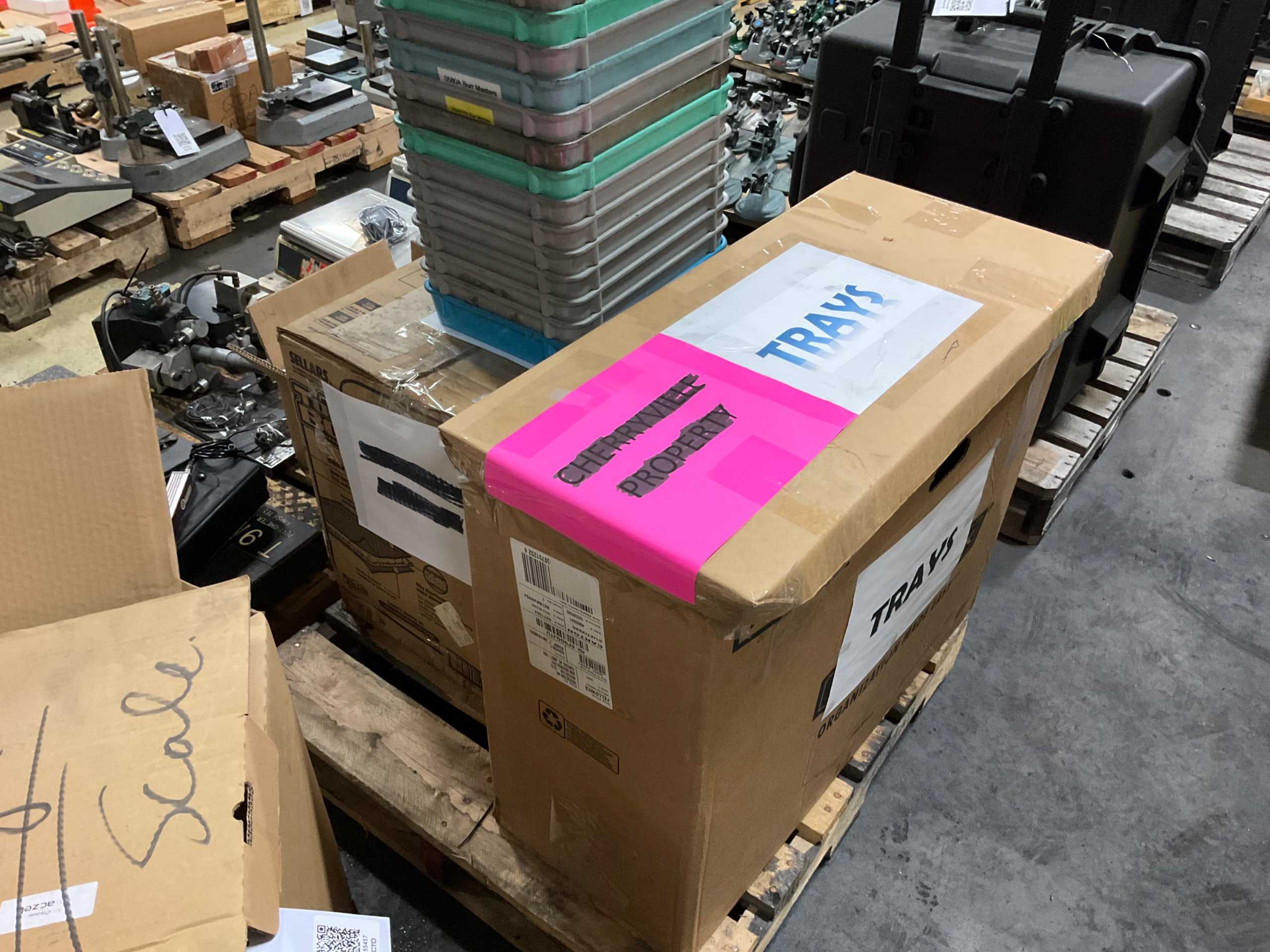 BULK QTY OF TRAYS - STORAGE & HANDLING EQUIPMENT