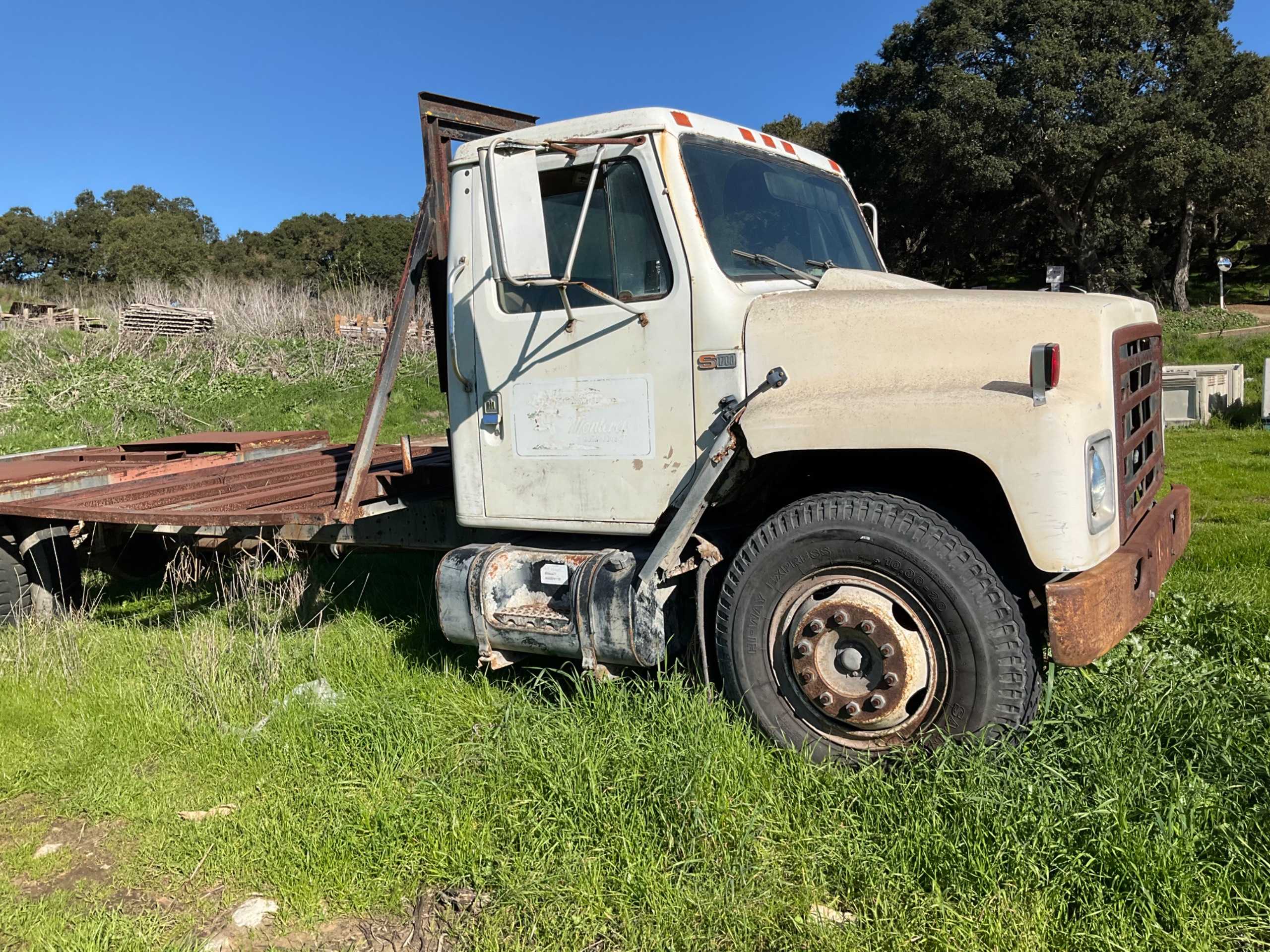 1984 INTERNATIONAL 1745 FLATBED TRUCK - FLATBED TRUCKS