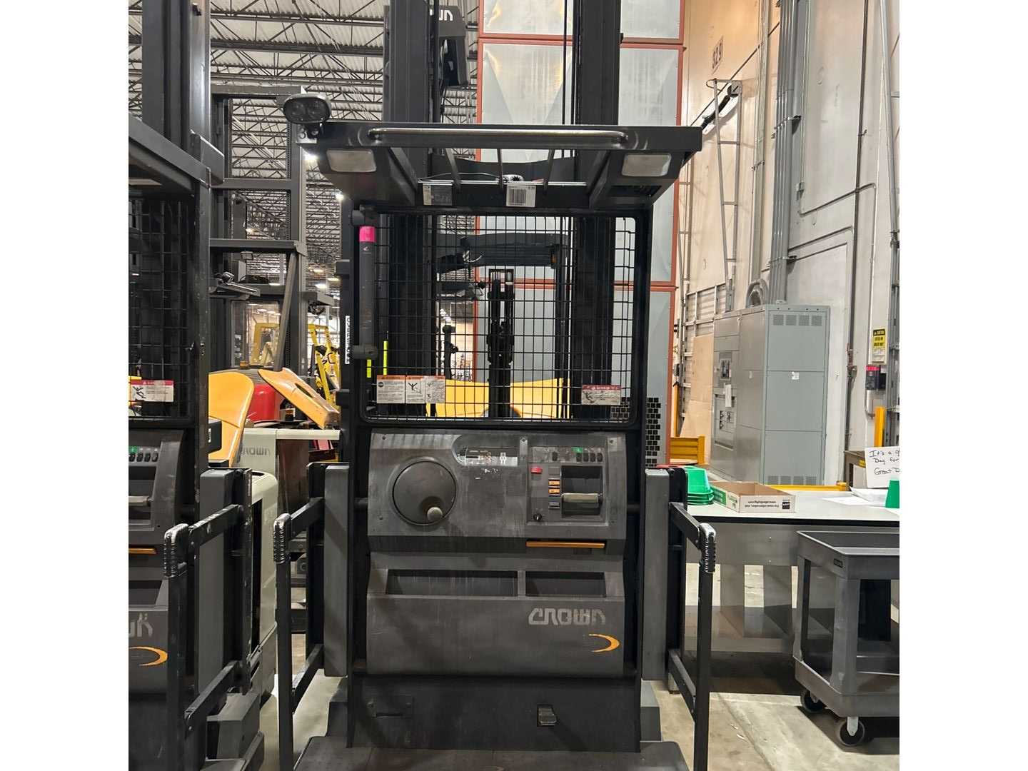 CROWN SP4050-30 ORDER PICKER - ORDER PICKER