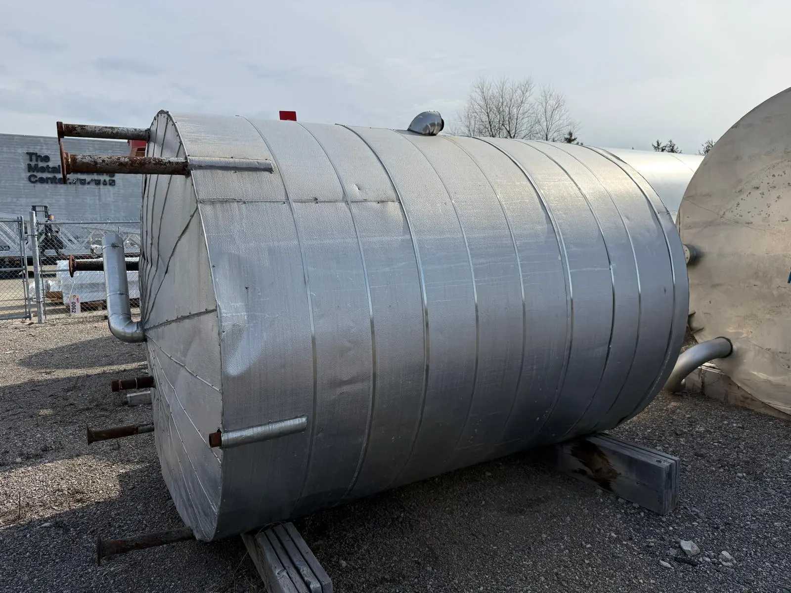 VERTICAL STAINLESS STEEL STORAGE TANK, 2800 GALLONS, INSULATED, 85X85X115IN, 3500 LBS - TANKS