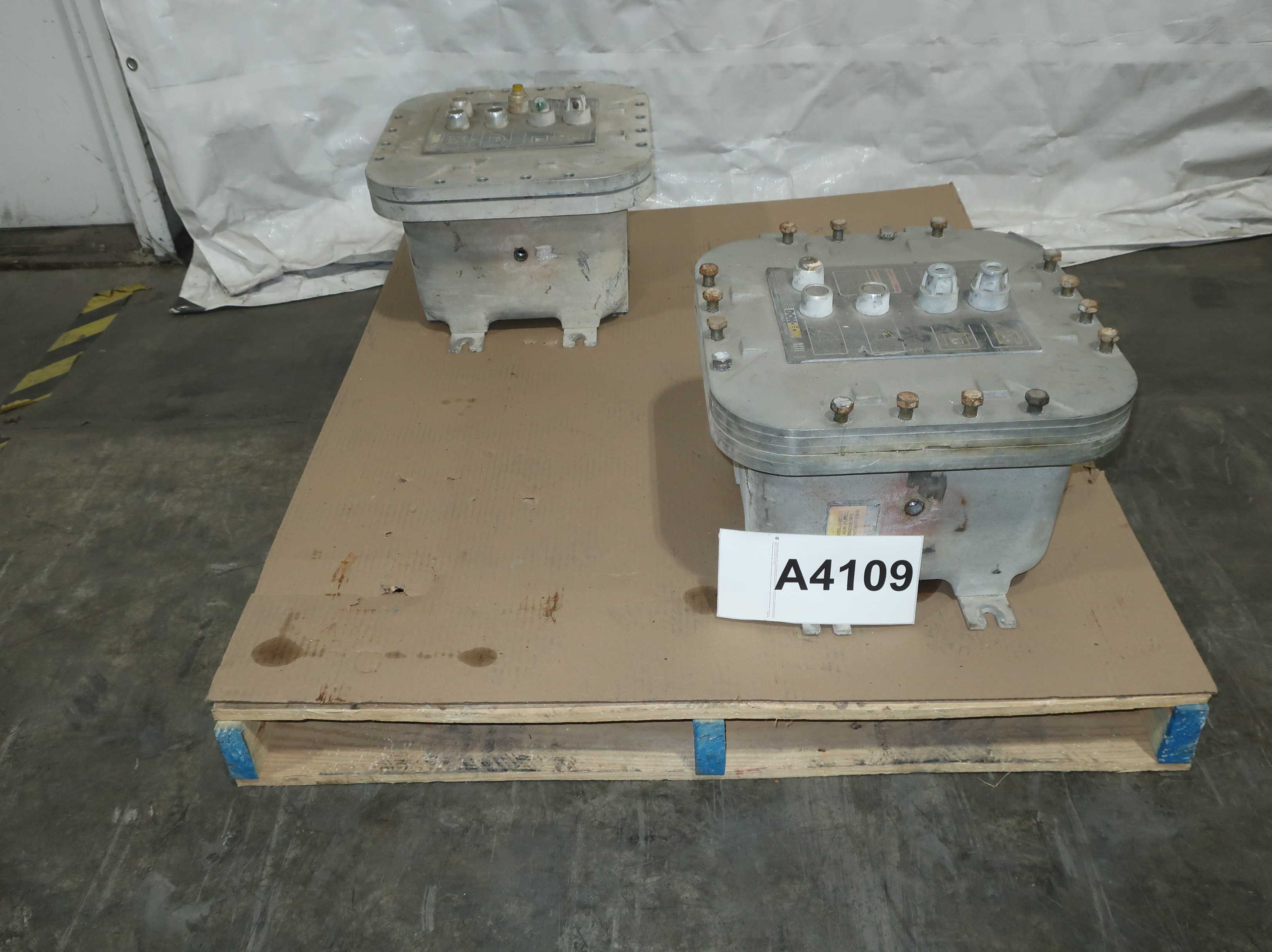 LOT OF 2 DOK-LOK EXPLOSION PROOF CONTROL BOXES - ELECTRONIC COMPONENTS