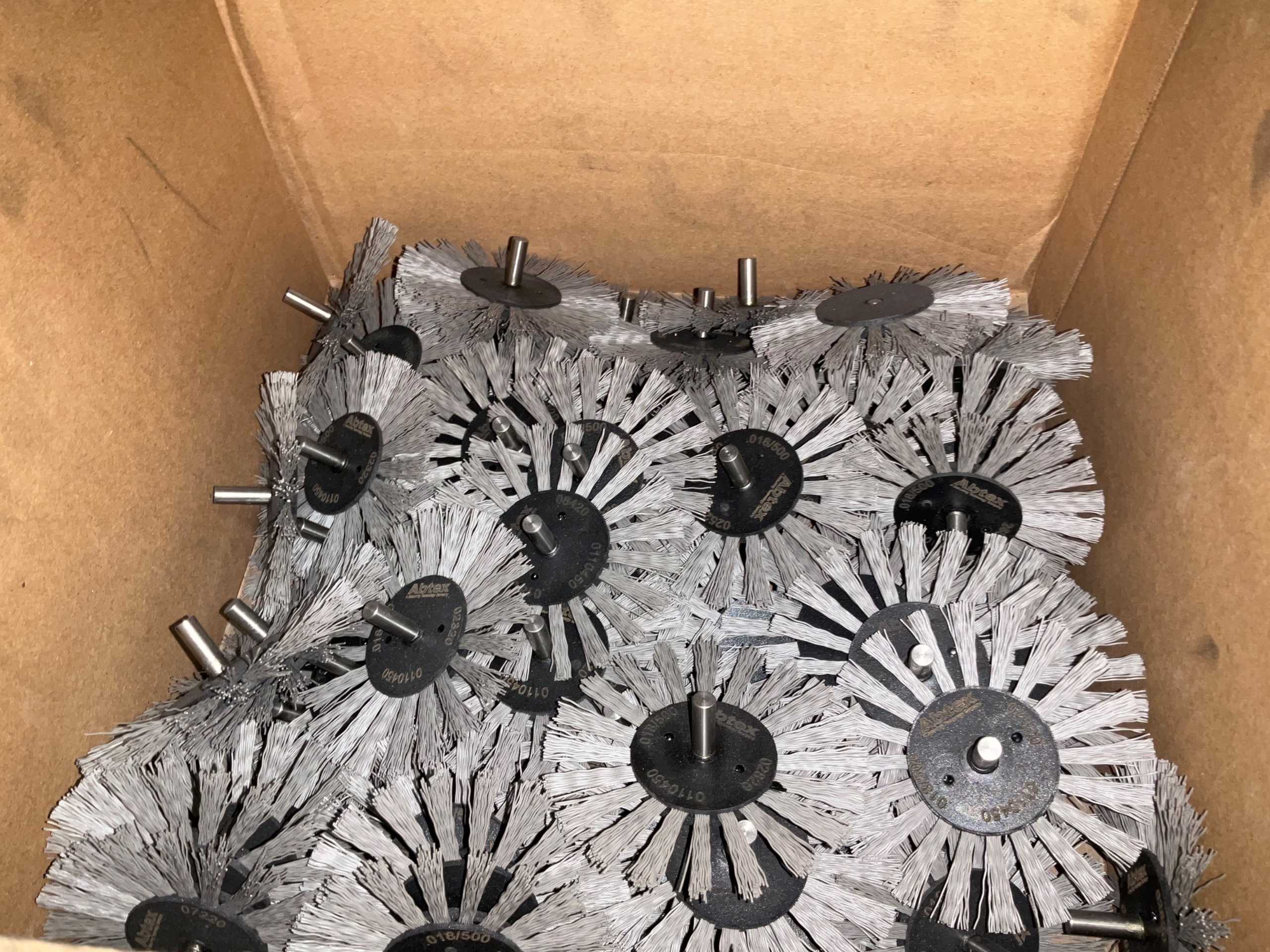 BULK QTY OF GRINDING WHEELS & ABRASIVES - GRINDING WHEELS