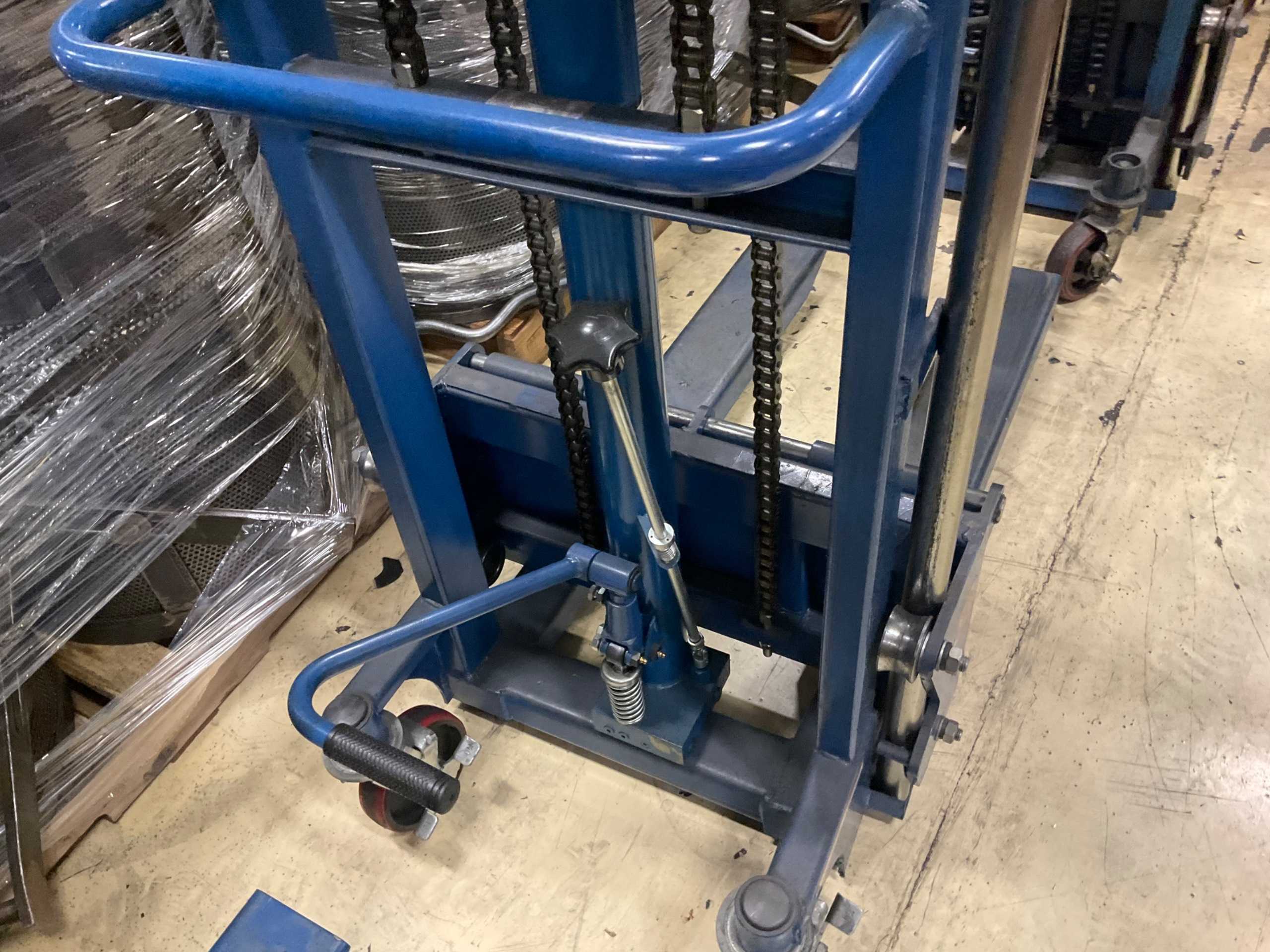 HYDRAULIC STRADDLE STACKER - MATERIAL HANDLING EQUIPMENT