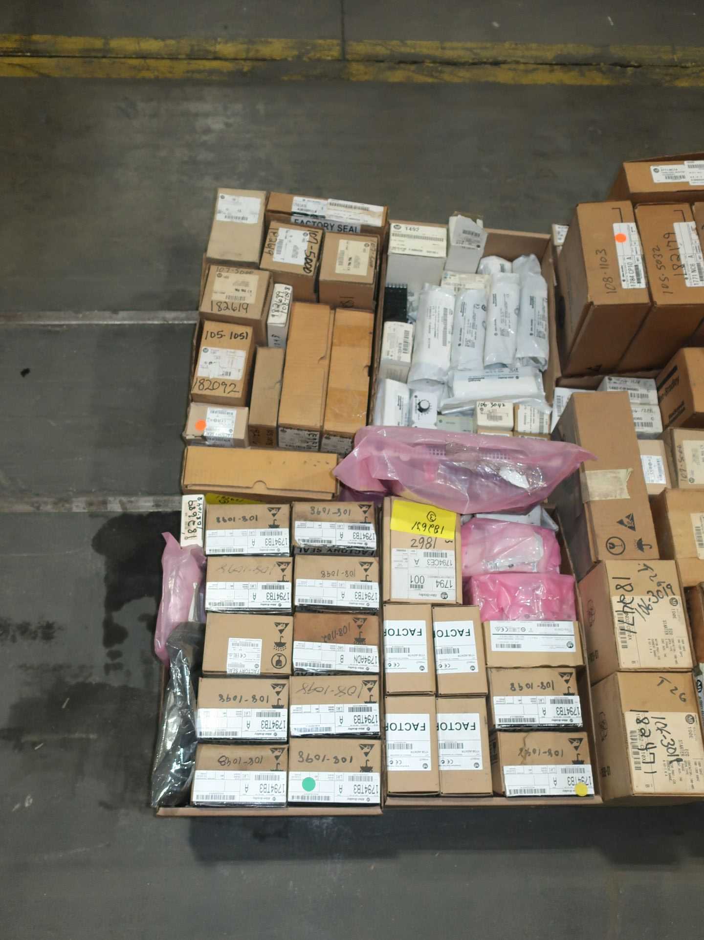 BULK QTY OF ALLEN BRADLEY AUTOMATION - AUTOMATION & CONTROLS