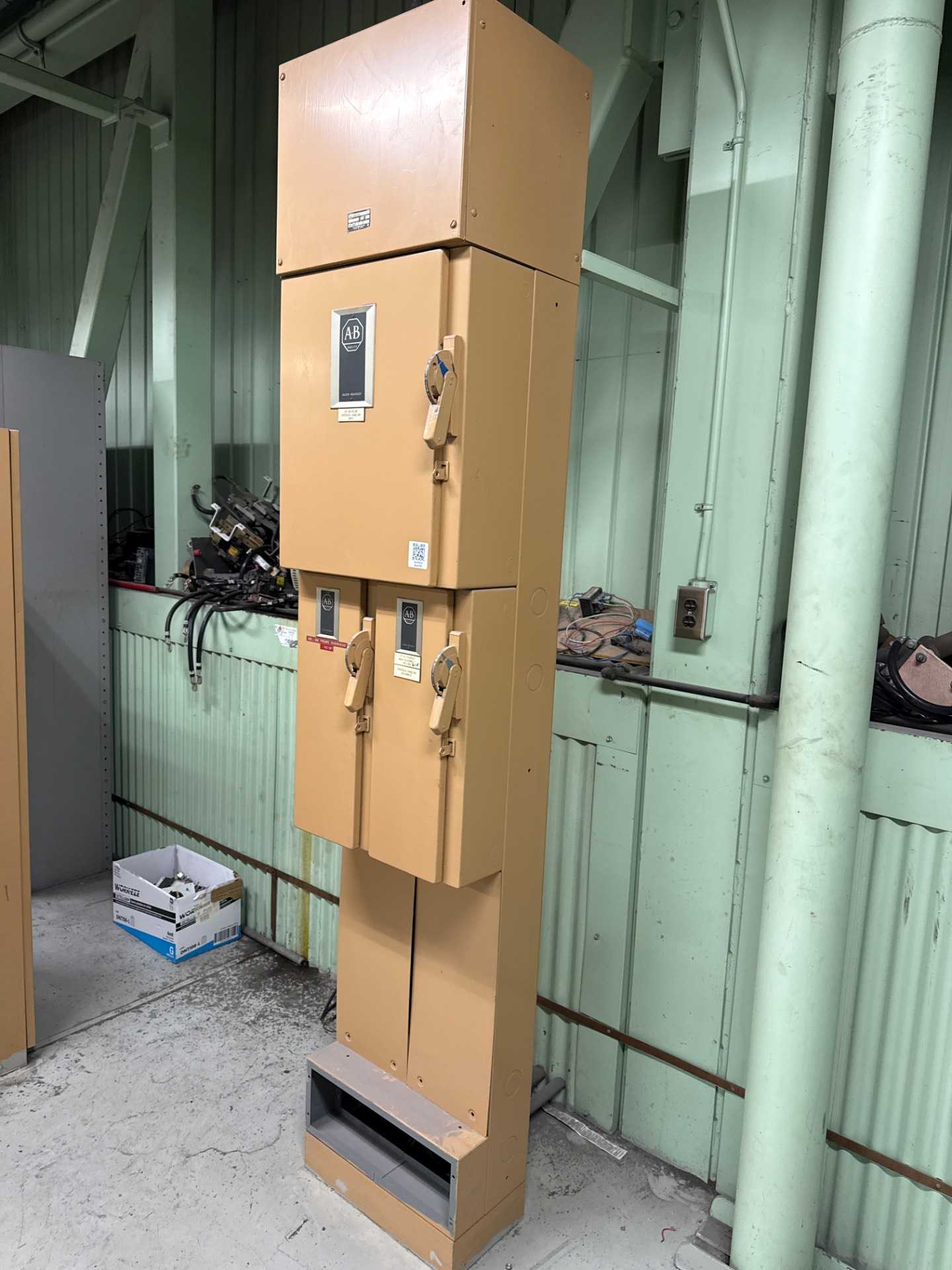 Allen-Bradley 1498-RT20-600P Motor Control Center, 600 AMPS, 600 Volts - MOTOR CONTROL CENTERS