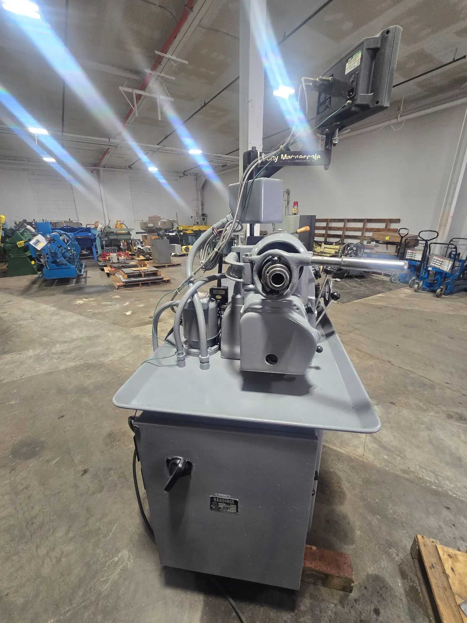 HARDINGE HLV-H WIDE BED TOOL ROOM LATHE W/ 2 AXIS DRO, 4" 3 JAW CHUCK, QUICK CHANGE TOOLPOST - MANUAL LATHES