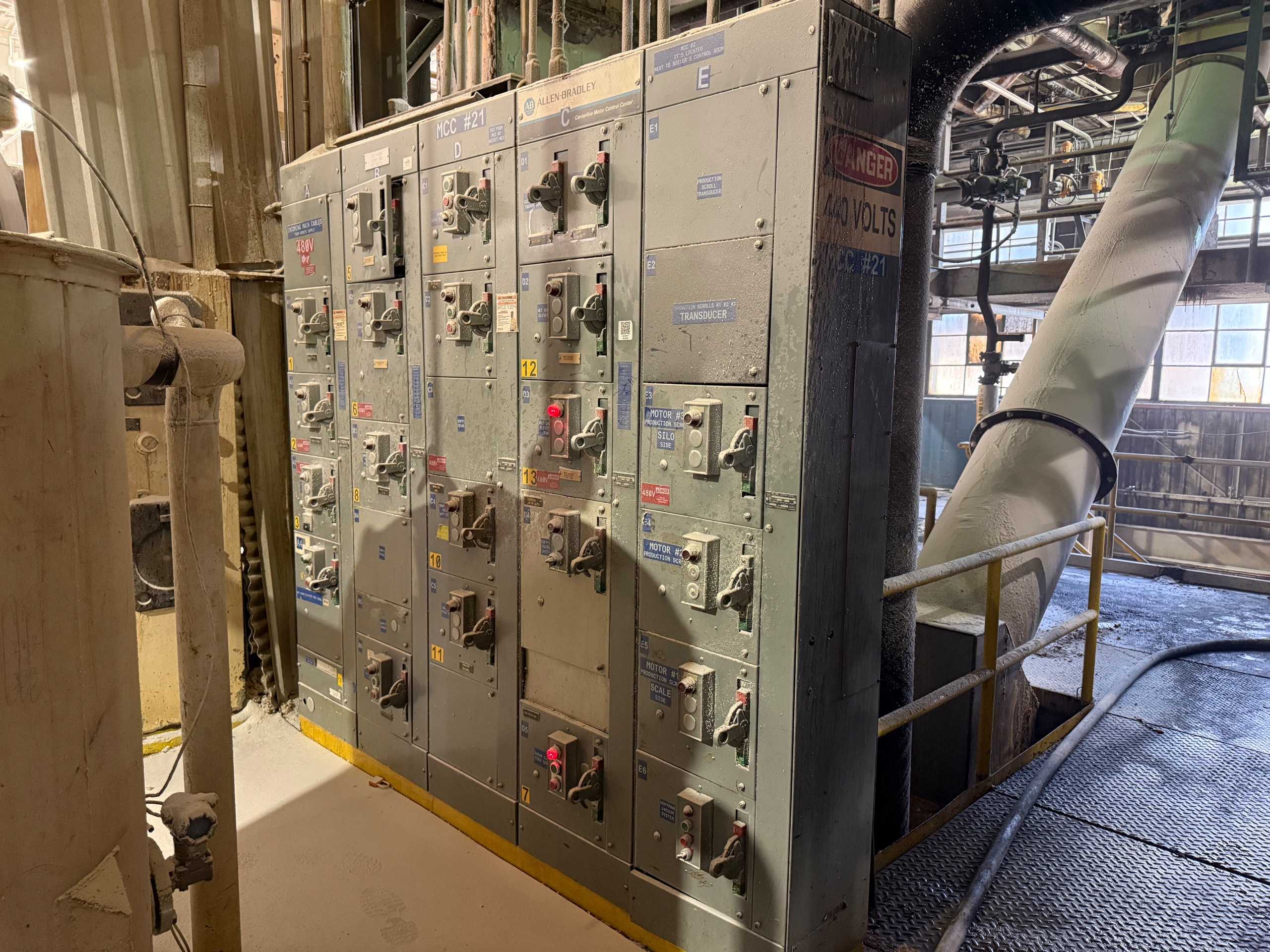 BULK QTY OF ALLEN-BRADLEY CENTERLINE 2100 MCC, 5 SECTIONS, 22 STARTERS - MOTOR CONTROL CENTERS