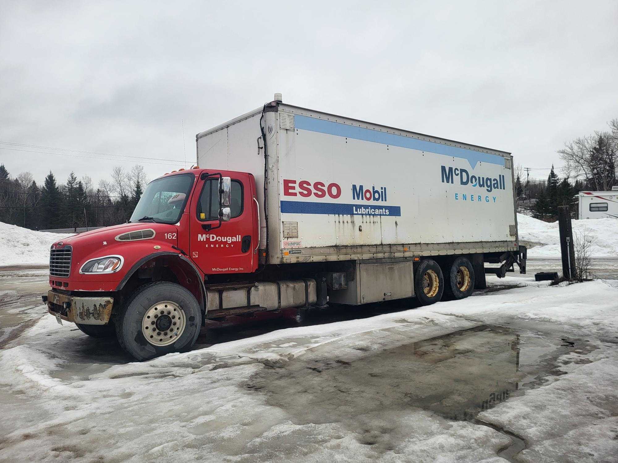 2013 FREIGHTLINER M2 106 CONVENTIONAL CAB TRUCK, 8.3L CUMMINS ISC, 6X4, 66K GVWR, AIR BRAKES - BOX TRUCKS