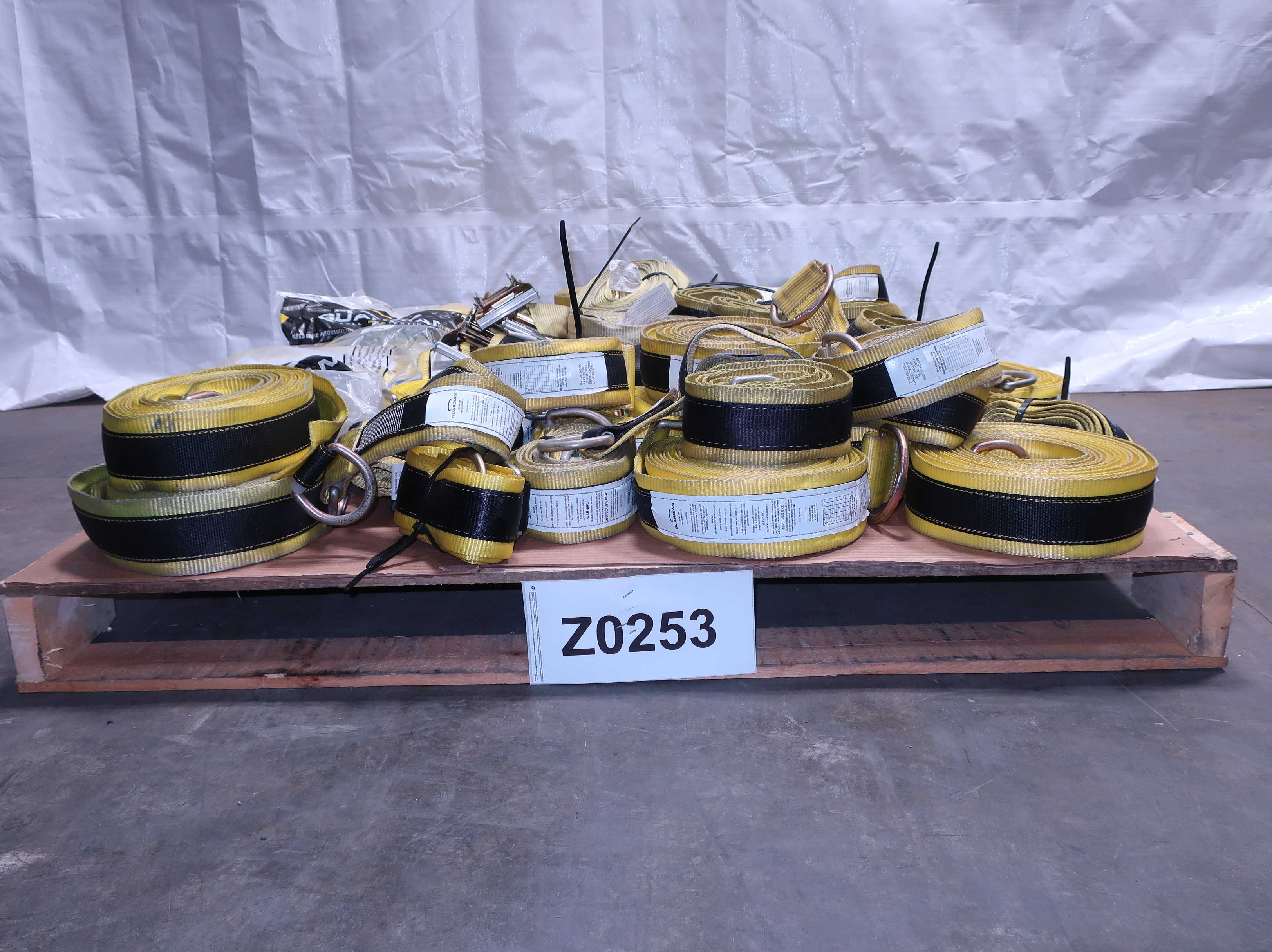 PALLET OF ASSORTED CROSS ARM STRAPS AND RATCHETING TIE DOWN STRAPS - LIFTING EQUIPMENT