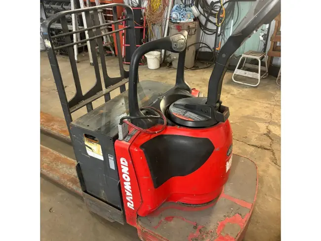 RAYMOND 8400 ELECTRIC PALLET JACK - undefined