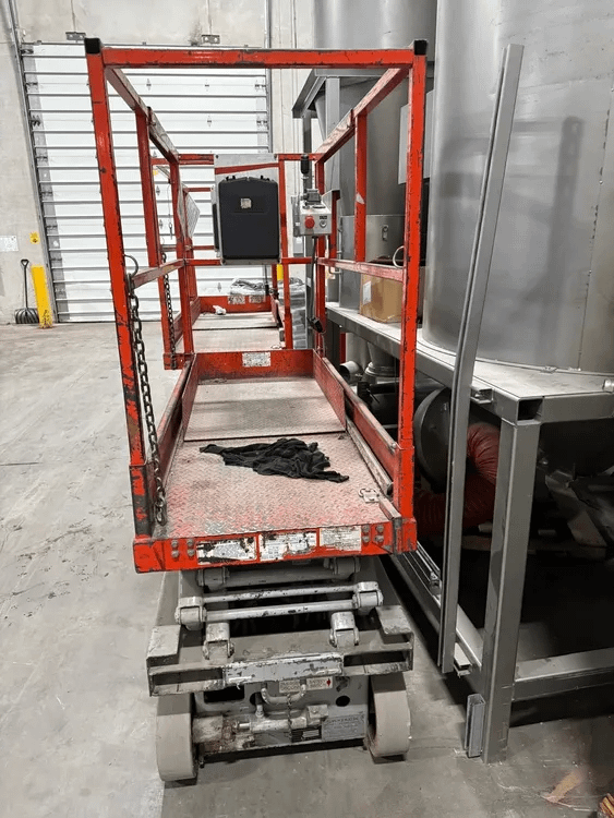 1993 SKYJACK M3015 SCISSOR LIFT, 15FT PLATFORM HEIGHT, 500LB CAPACITY, 24V DC, 2200LBS - SCISSOR LIFTS