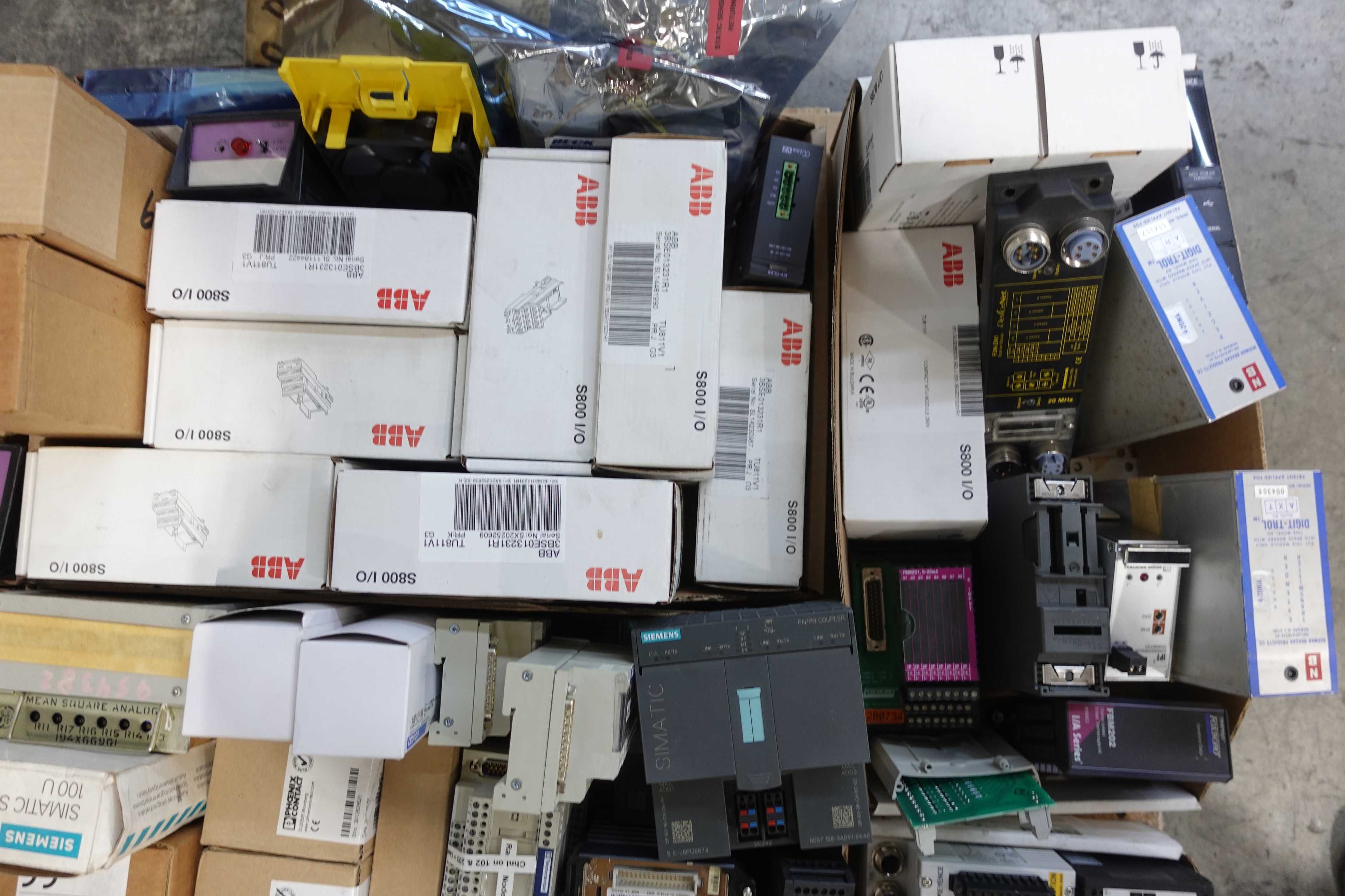 SKU 1728641 - 2 PALLETS OF ASSORTED MODULES - PLC MODULES