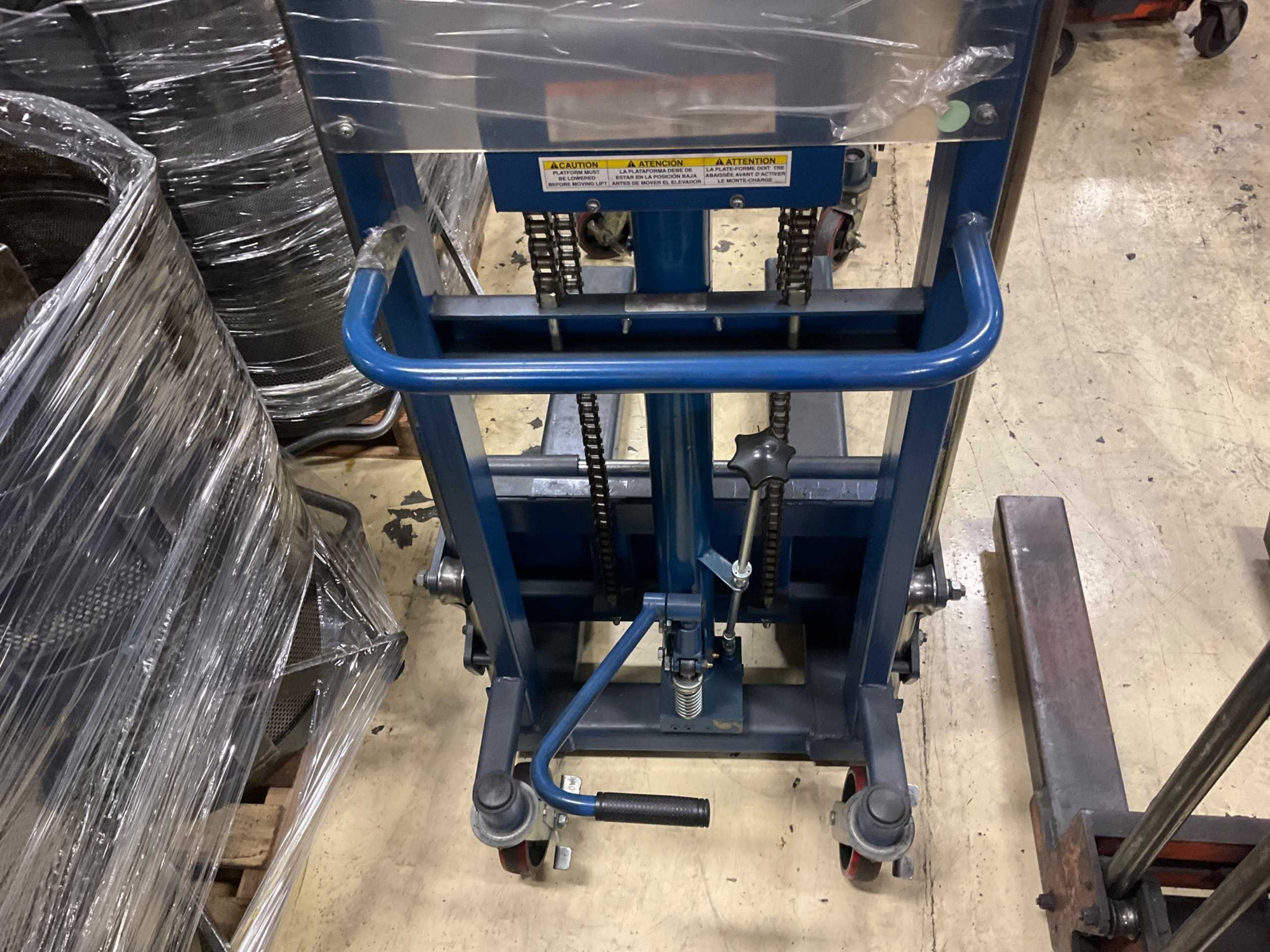 HYDRAULIC STRADDLE STACKER - MATERIAL HANDLING