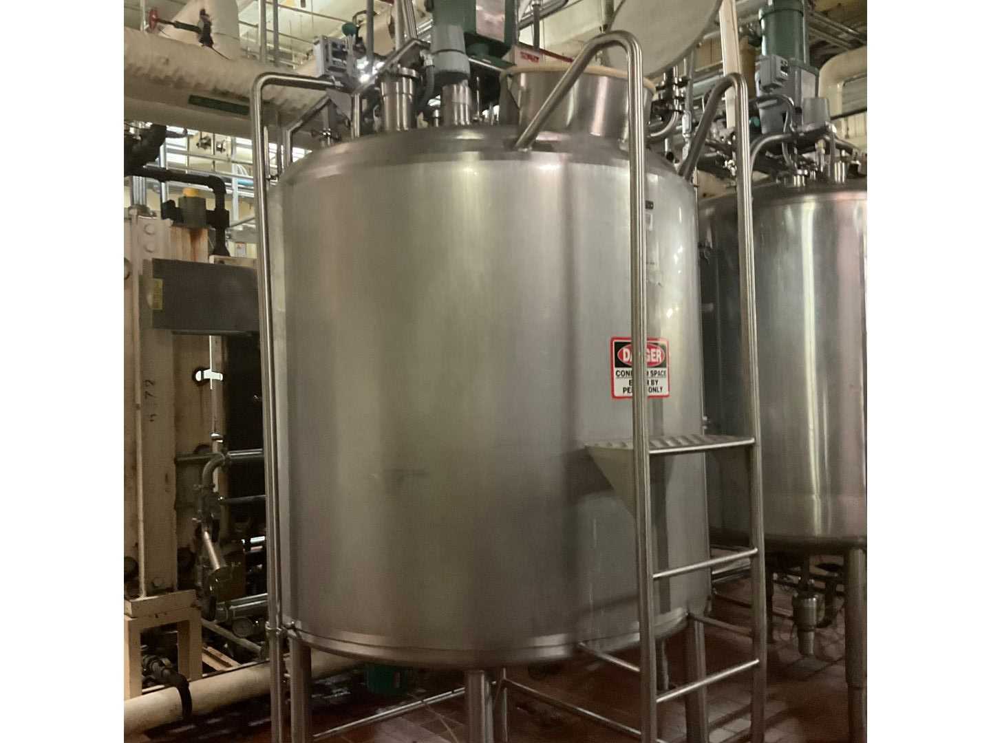 SFI 600 GALLON MIX TANK - MIXERS