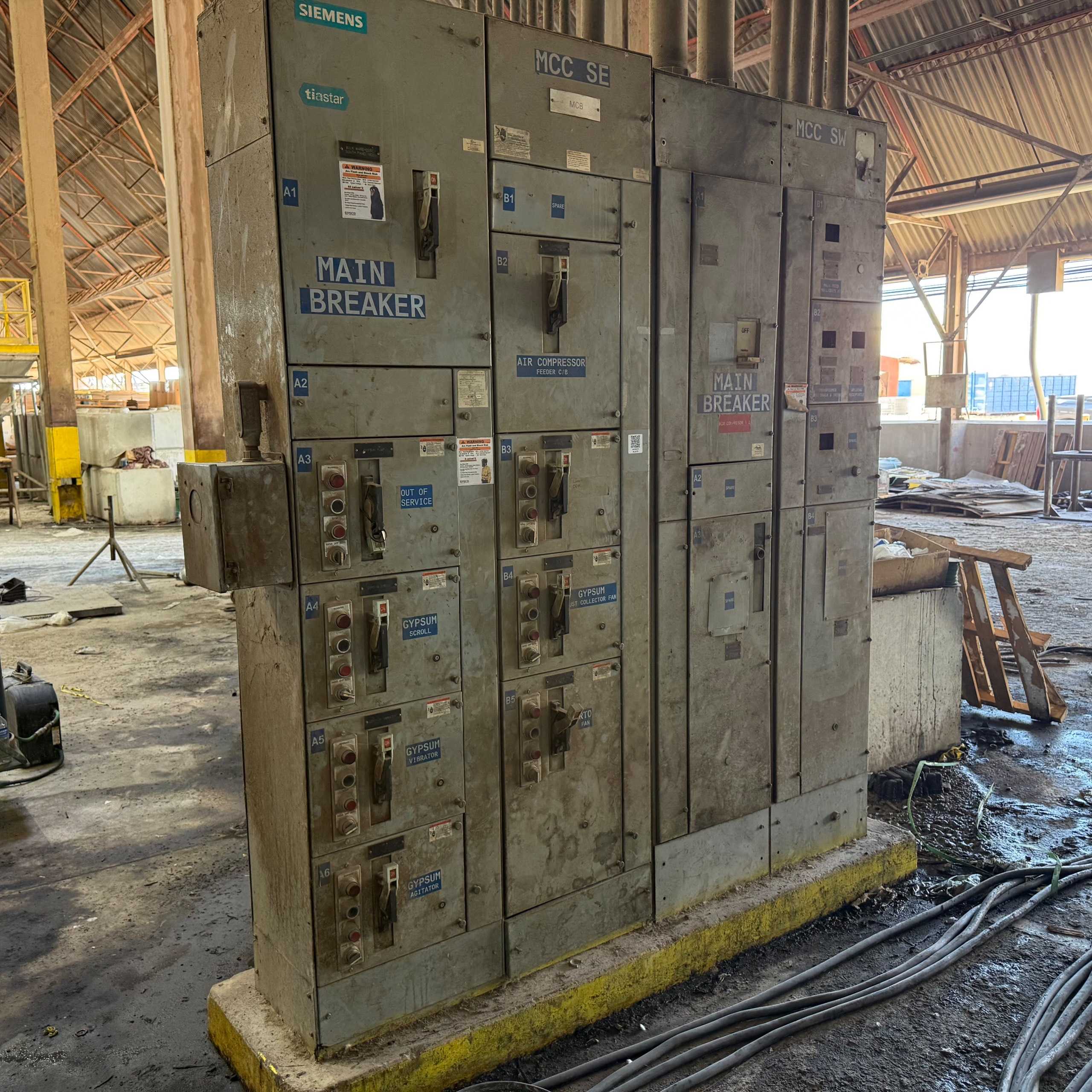 BULK QTY OF SIEMENS MCC, 4 SECTIONS, 10 STARTERS - MOTOR CONTROL CENTERS