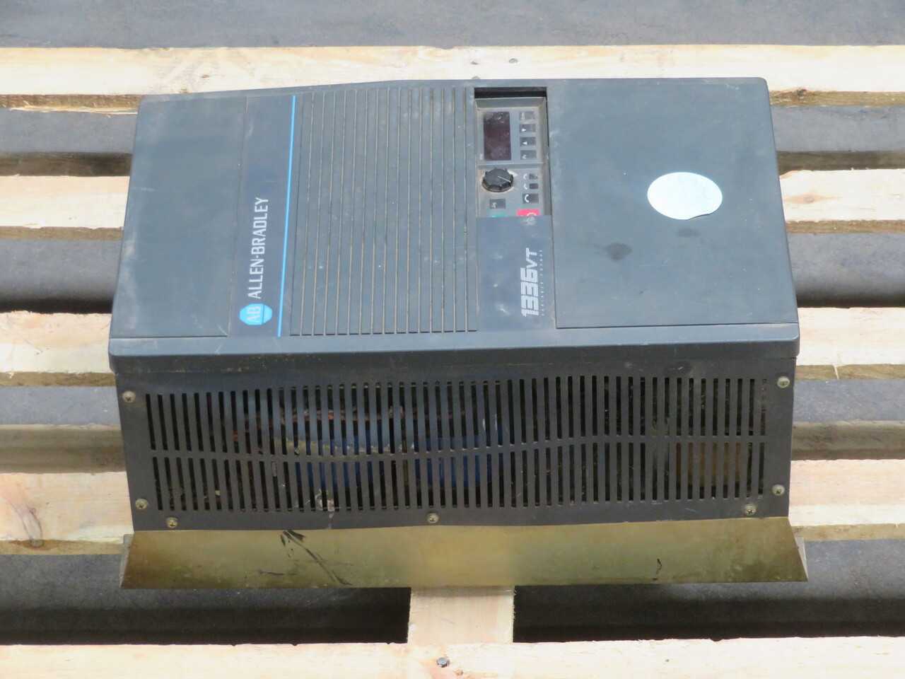 ALLEN BRADLEY 1336 VT-B005-EAN-FA2-L3 AC DRIVE, 380/415/460V IN, 8A OUT, 0-250 HZ FREQ - AC VFD DRIVES
