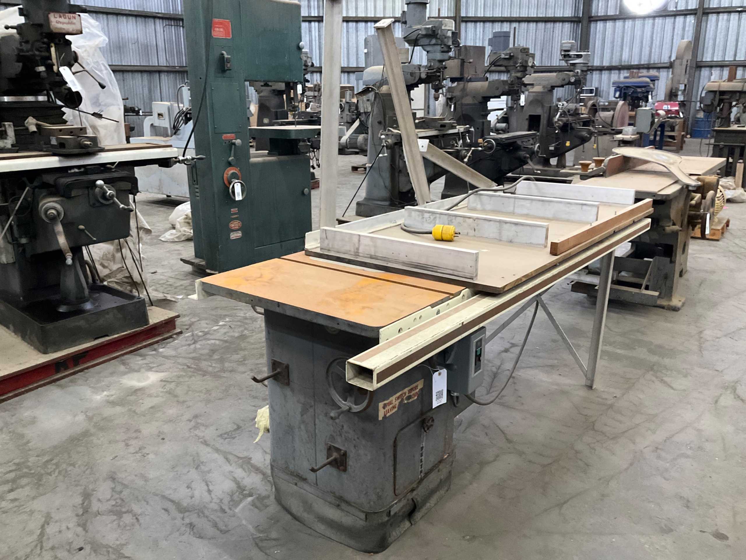 DELTA TABLE SAW - METAL SAWS