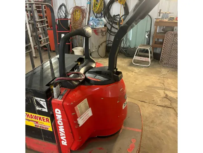 RAYMOND 8400 ELECTRIC PALLET JACK - undefined