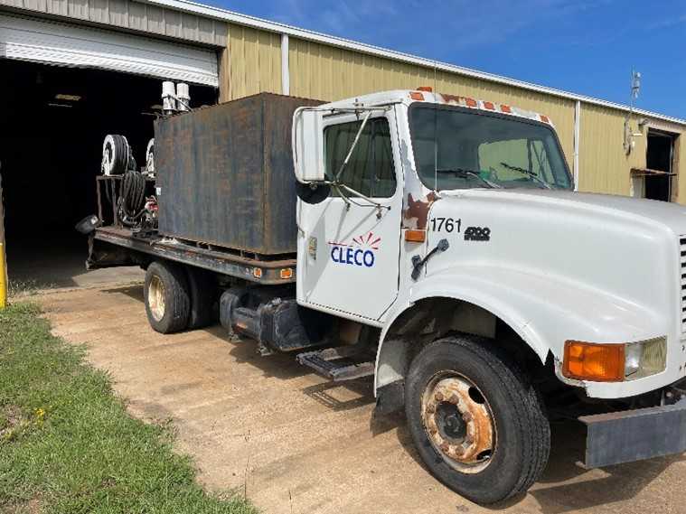 1995 INTERNATIONAL 4700 DT466 LUBE UTILITY TRUCK - UTILITY TRUCK