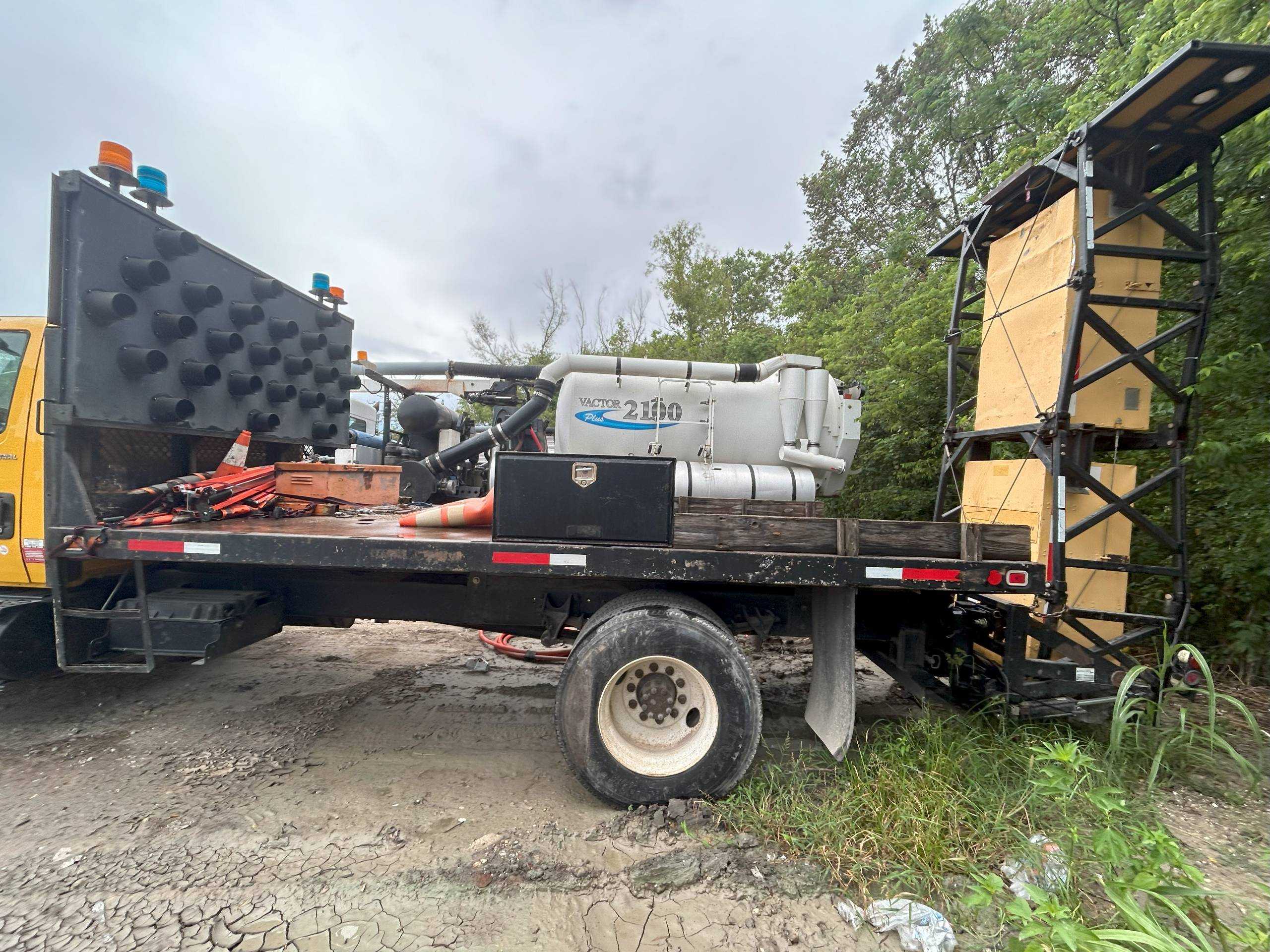 2005 INTERNATIONAL 4300 FLATBED TRUCK - FLATBED TRUCKS
