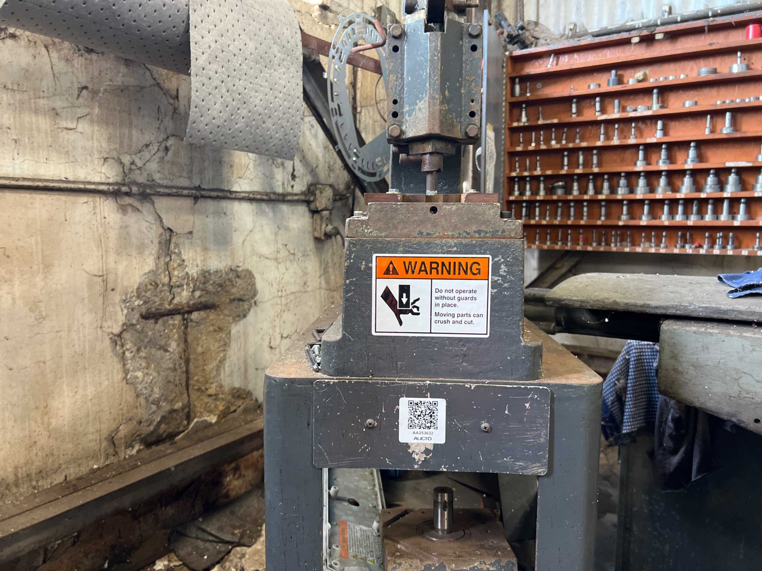 DI-ACRO NO 2 PUNCHING MACHINE WITH TOOLS - SHEET METAL EQUIPMENT