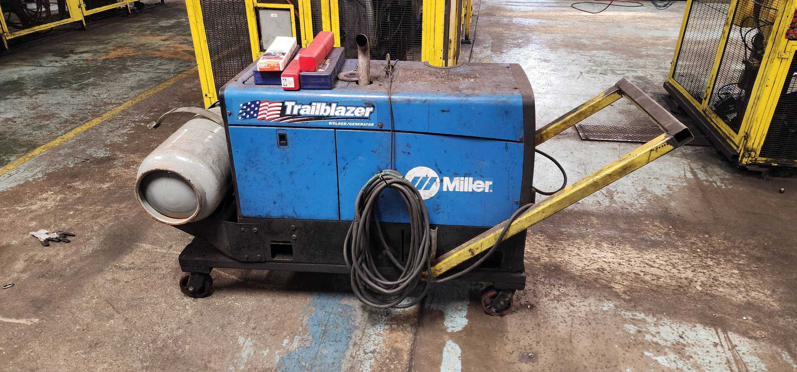 MILLER TRAILBLAZER 302 ENGINE DRIVEN WELDER - ENGINE DRIVEN WELDER