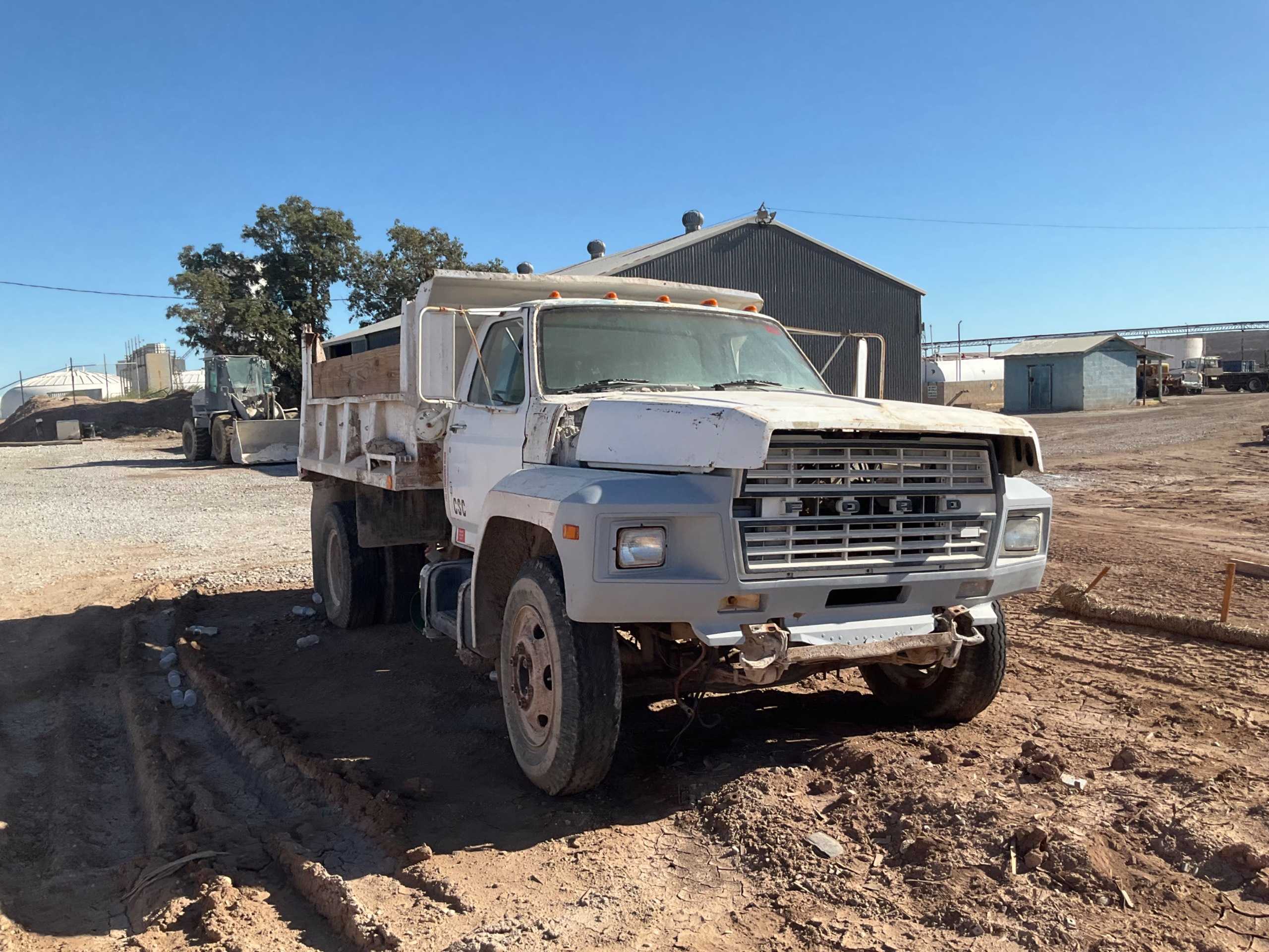 1982 FORD F600 DUMP TRUCK - 