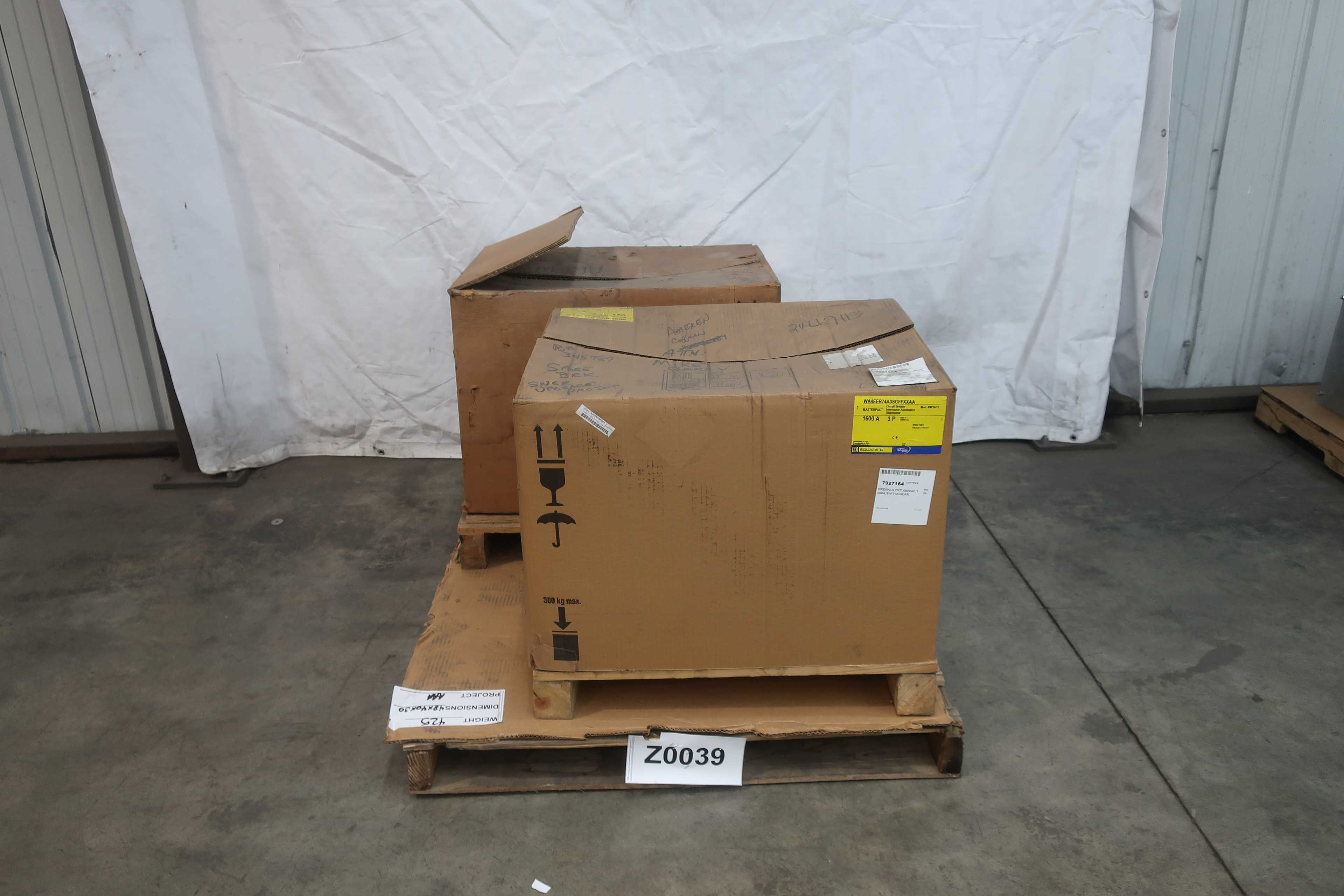 LOT OF 2 CIRCUIT BREAKERS - LOW VOLTAGE CIRCUIT BREAKERS