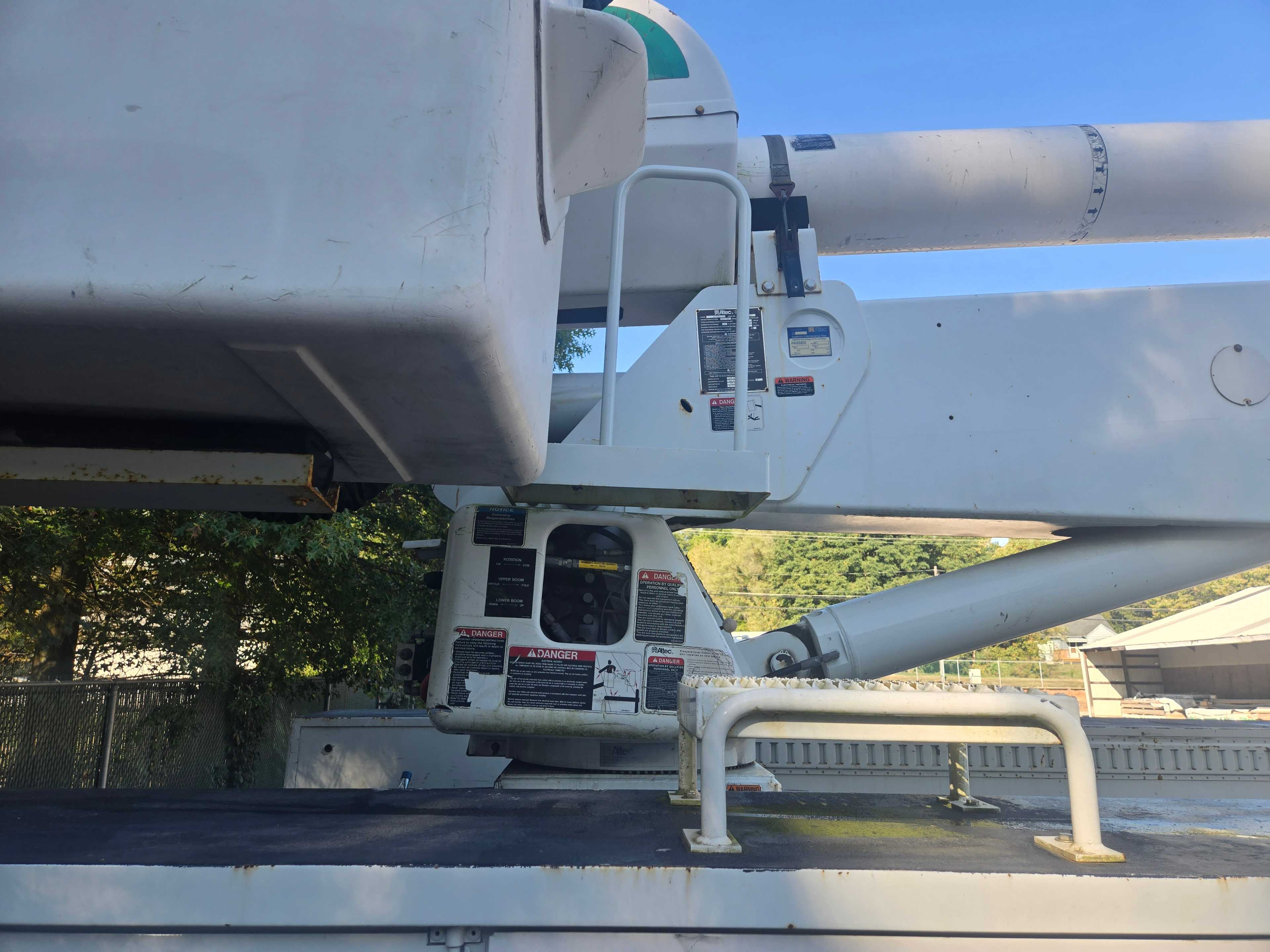 2009 INTERNATIONAL MA065 BUCKET TRUCK - BUCKET TRUCKS