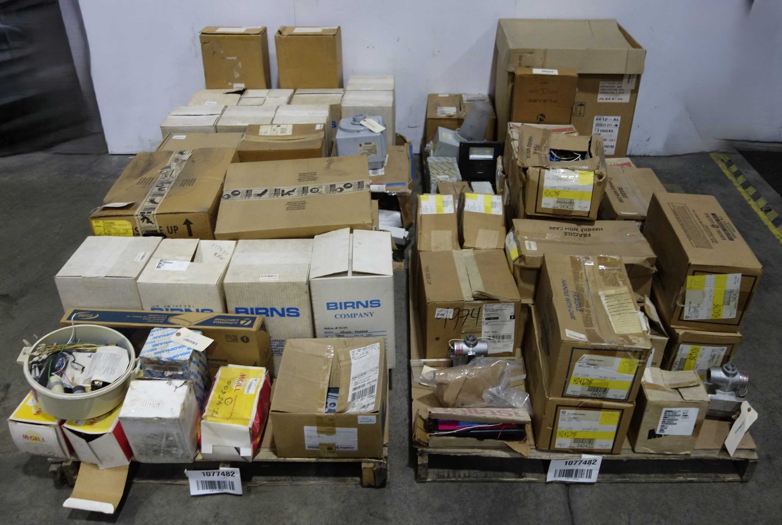 4 PALLETS OF ASSORTED LIGHTING FIXTURES AND ACCESSORIES - LIGHTING