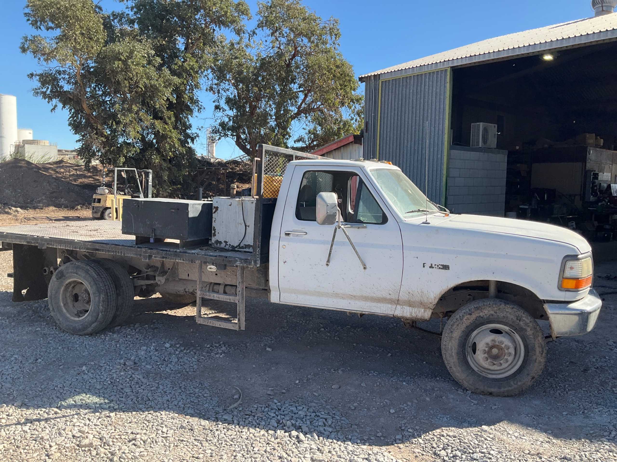 1995 FORD FORD F-SUPER DUTY FLATBED TRUCK - FLATBED TRUCKS