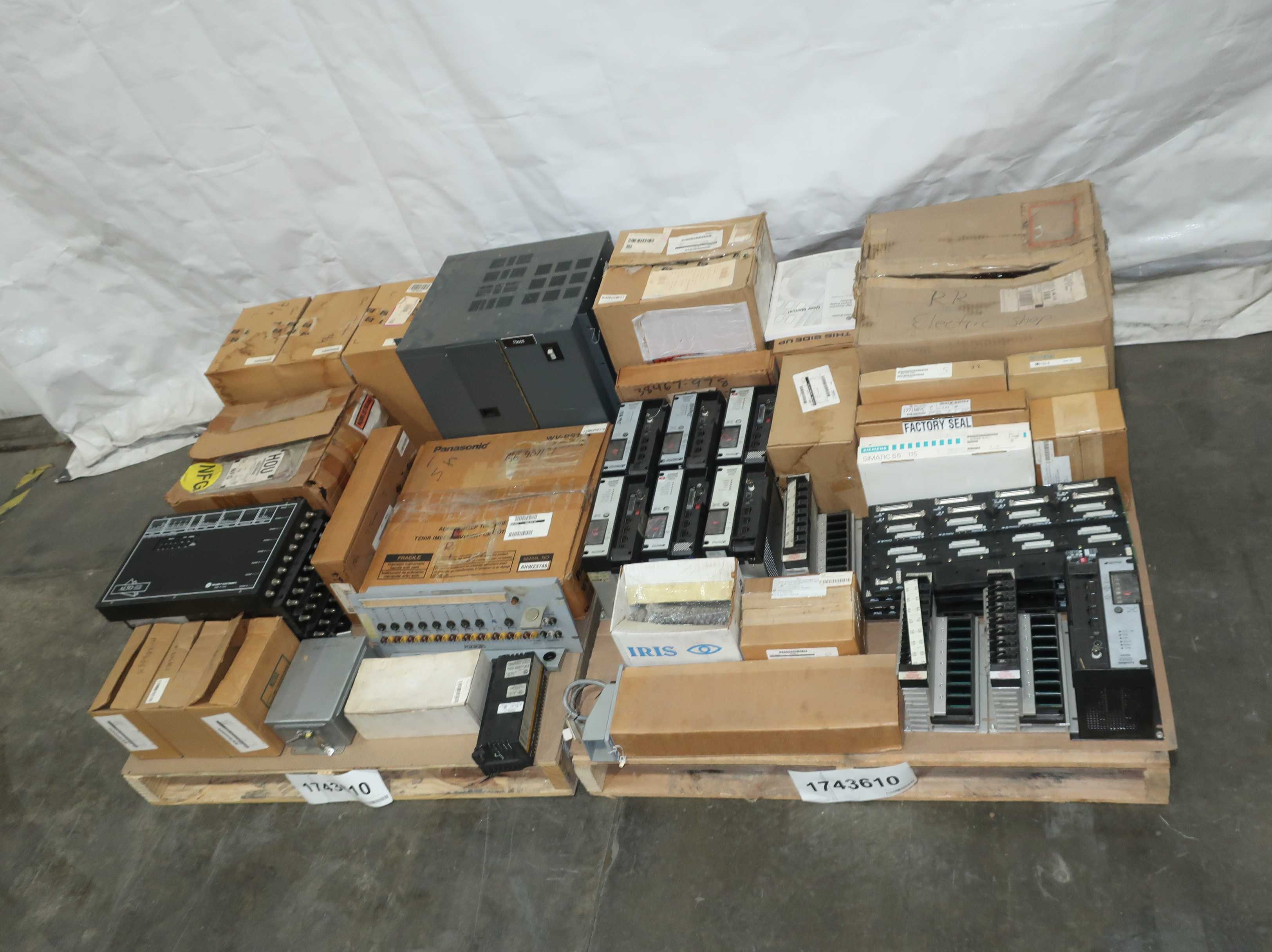 SKU 1743610 - 2 PALLETS OF ASSORTED MODULES - PLC MODULES