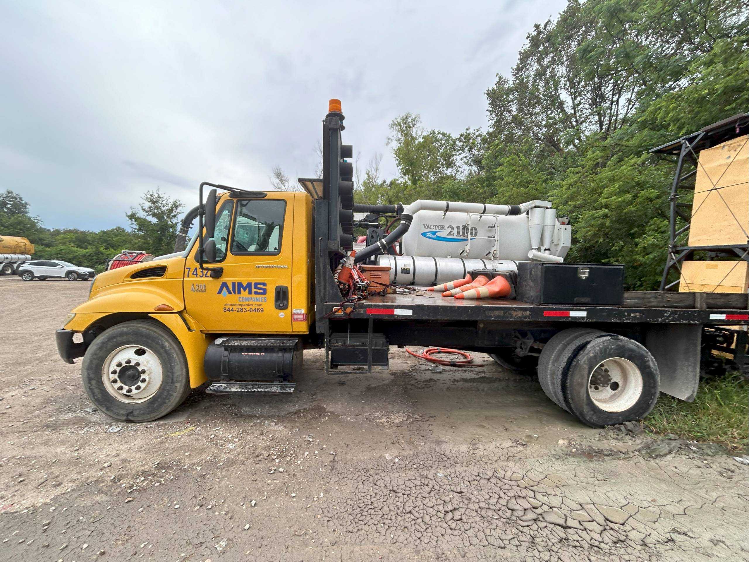 2005 INTERNATIONAL 4300 FLATBED TRUCK - FLATBED TRUCKS