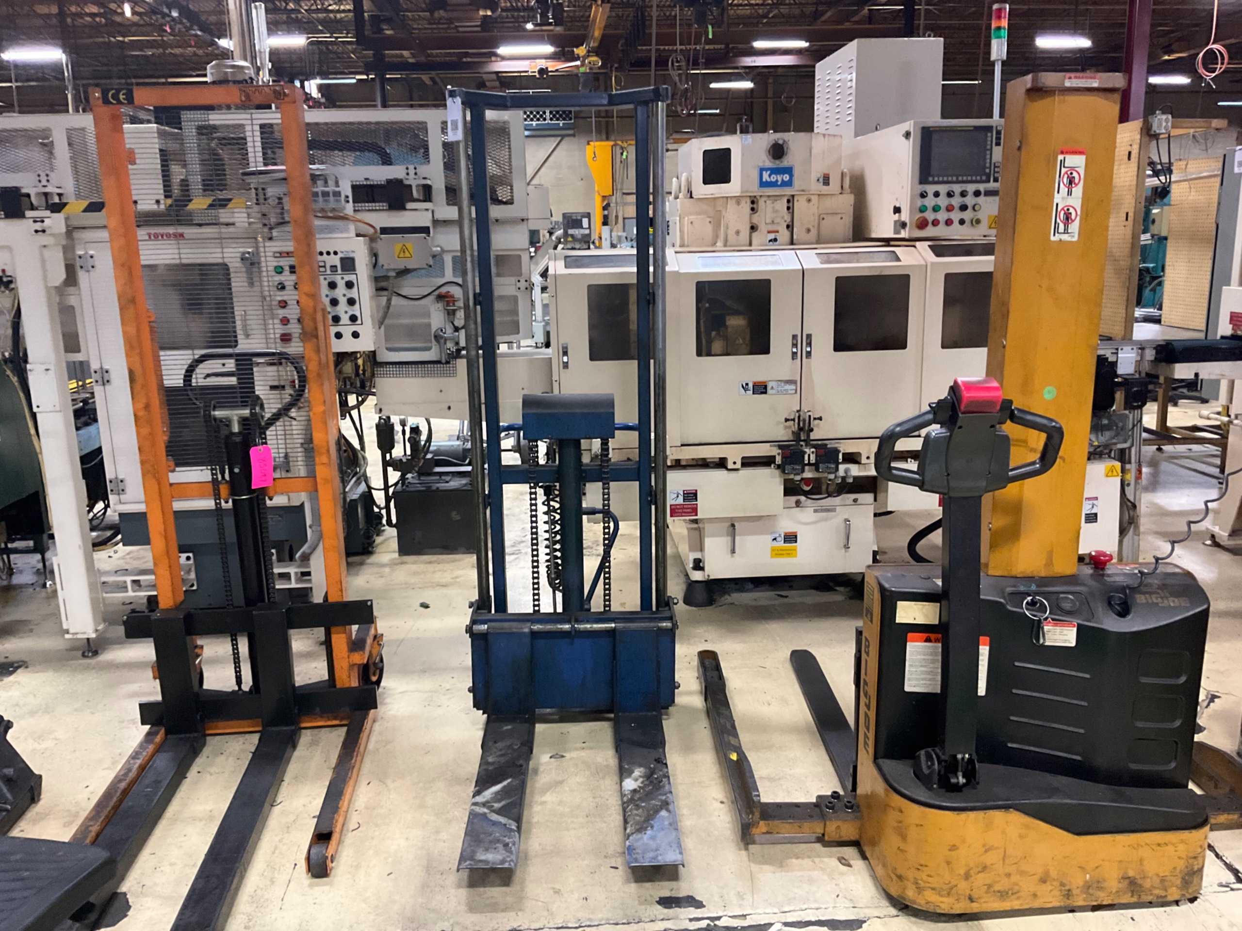 2013 HYD-15 HYDRAULIC STRADDLE STACKER - MATERIAL HANDLING