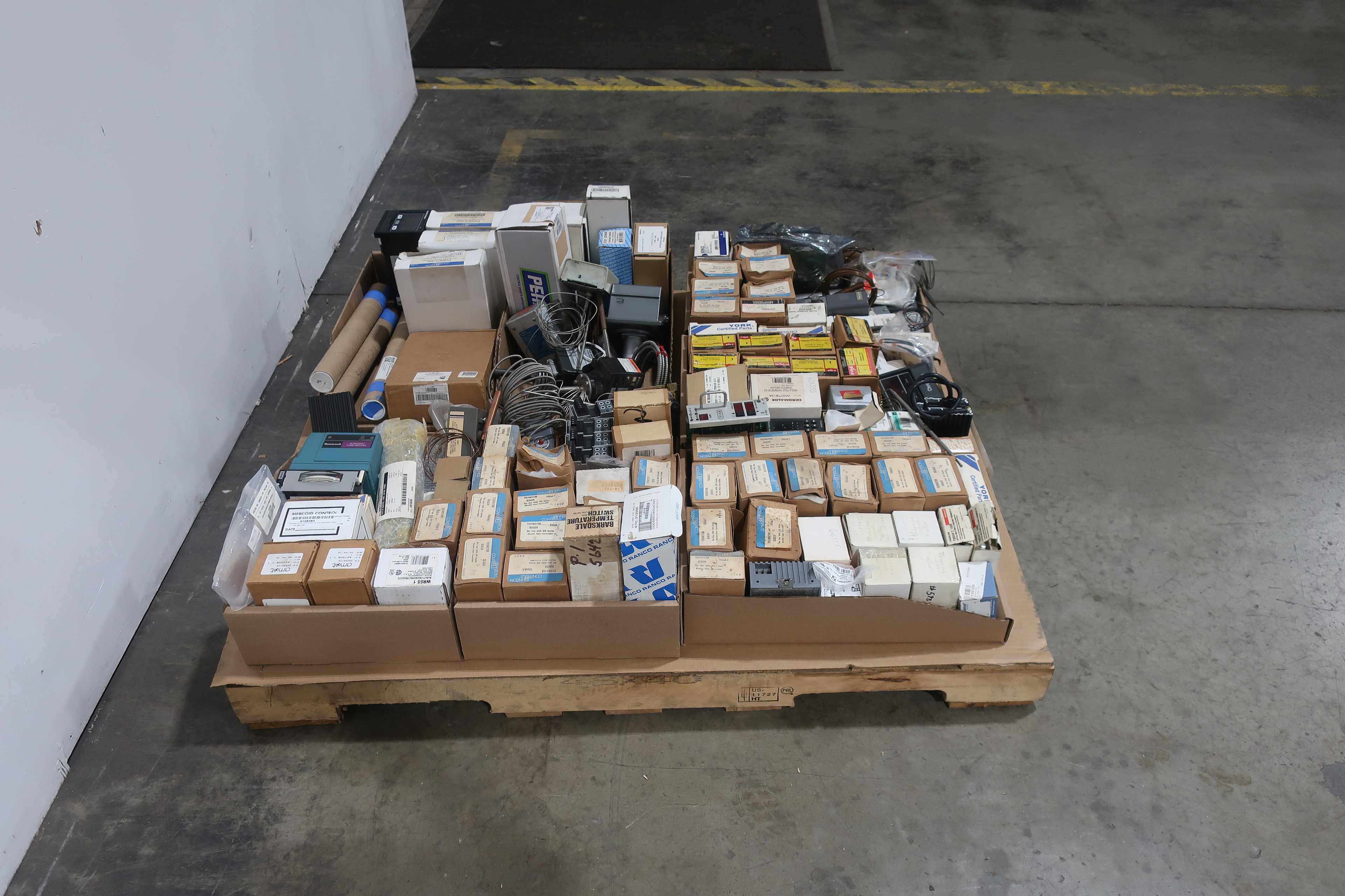SKU 1734622 - 1 PALLET OF ASSORTED HVAC JOHNSON CONTROLS - HVAC PARTS & ACCESSORIES
