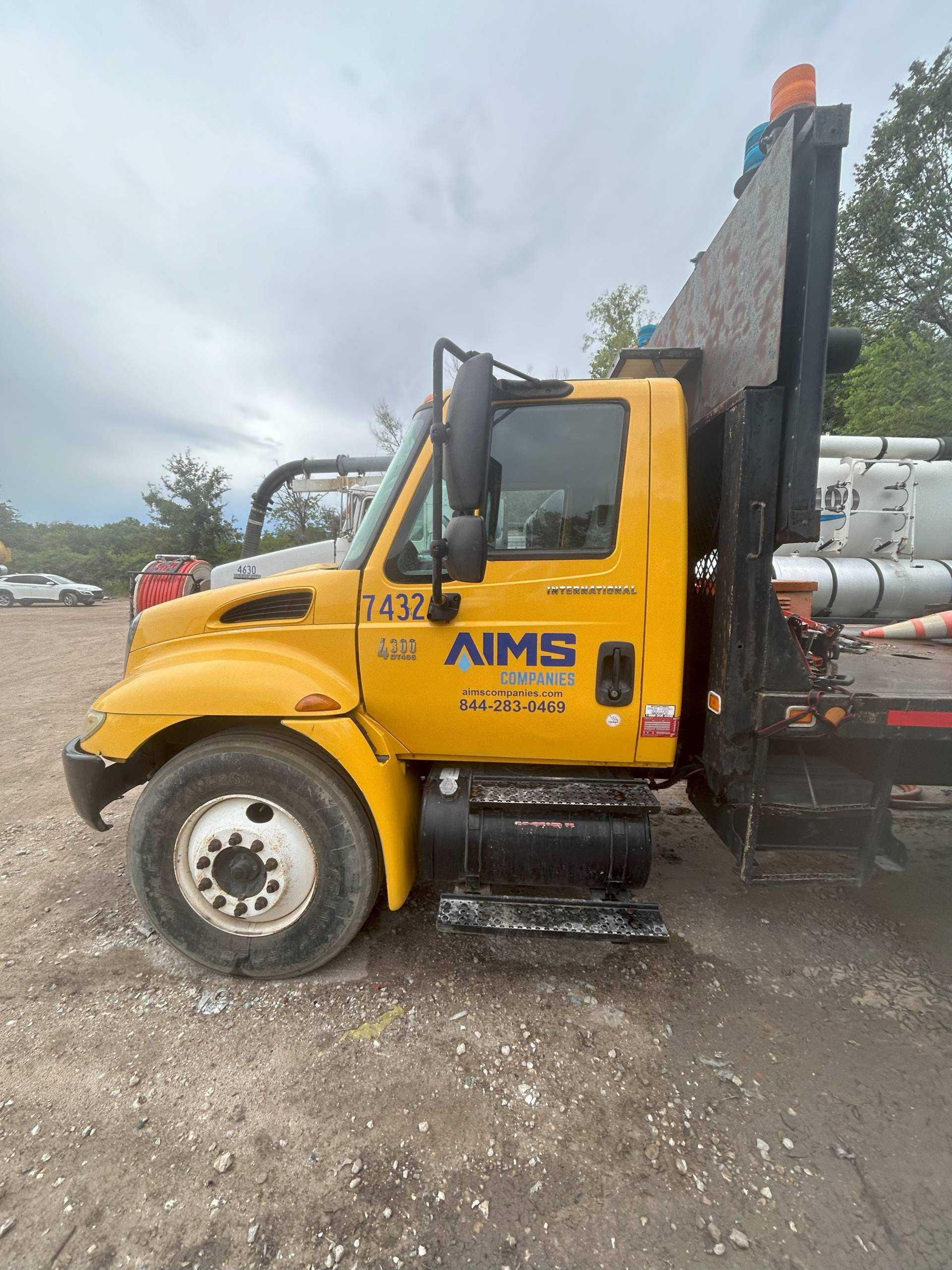 2005 INTERNATIONAL 4300 FLATBED TRUCK - FLATBED TRUCKS