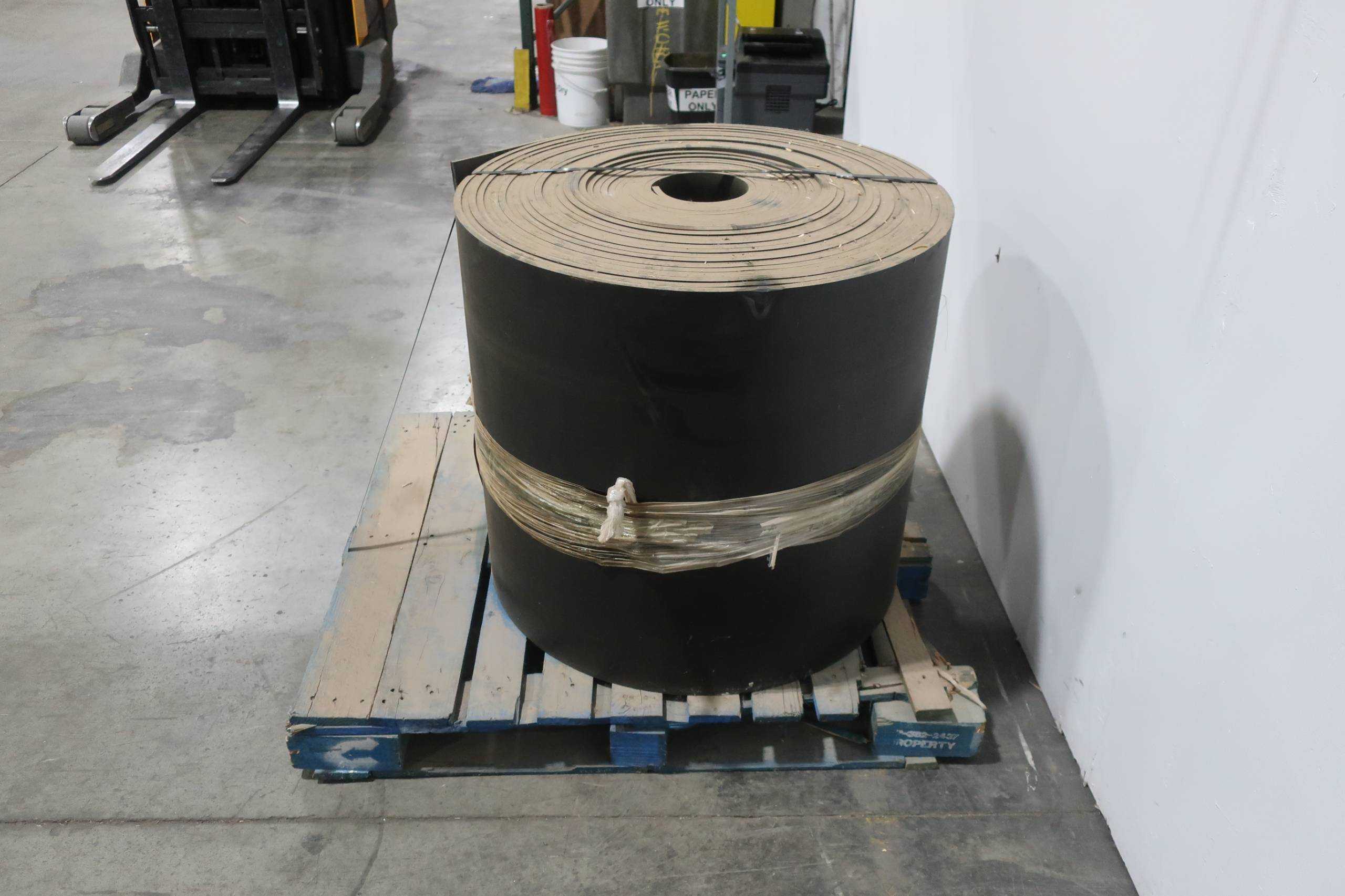 SKU 1755534 - RUBBER CONVEYOR BELT, 30 IN WIDE, 1/2 IN THICK, USED - CONVEYOR PARTS