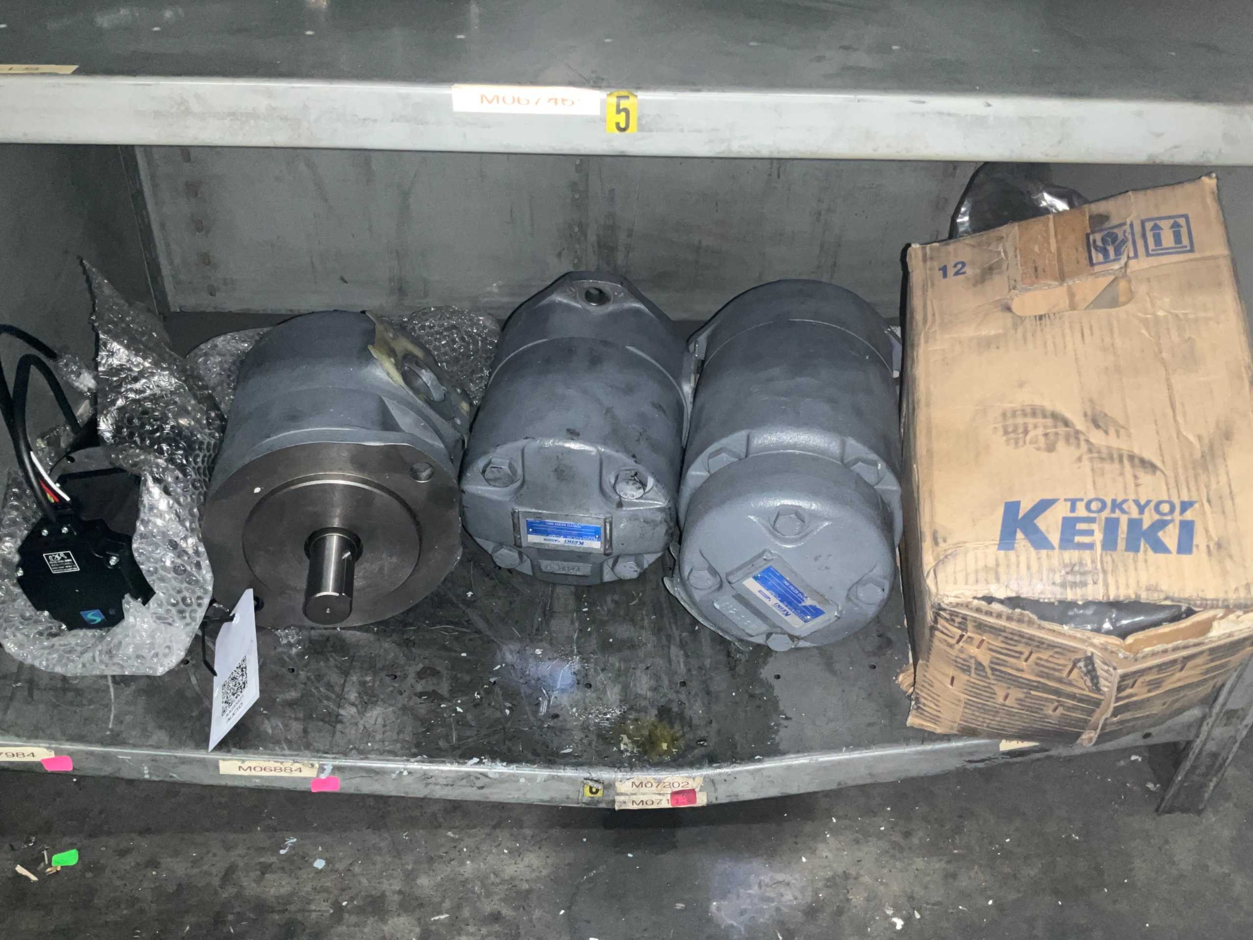 BULK QTY OF HYDRAULIC PUMPS & SERVO MOTOR - INDUSTRIAL PARTS