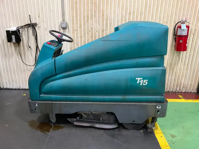TENNANT T15 FLOOR SCRUBBER - undefined