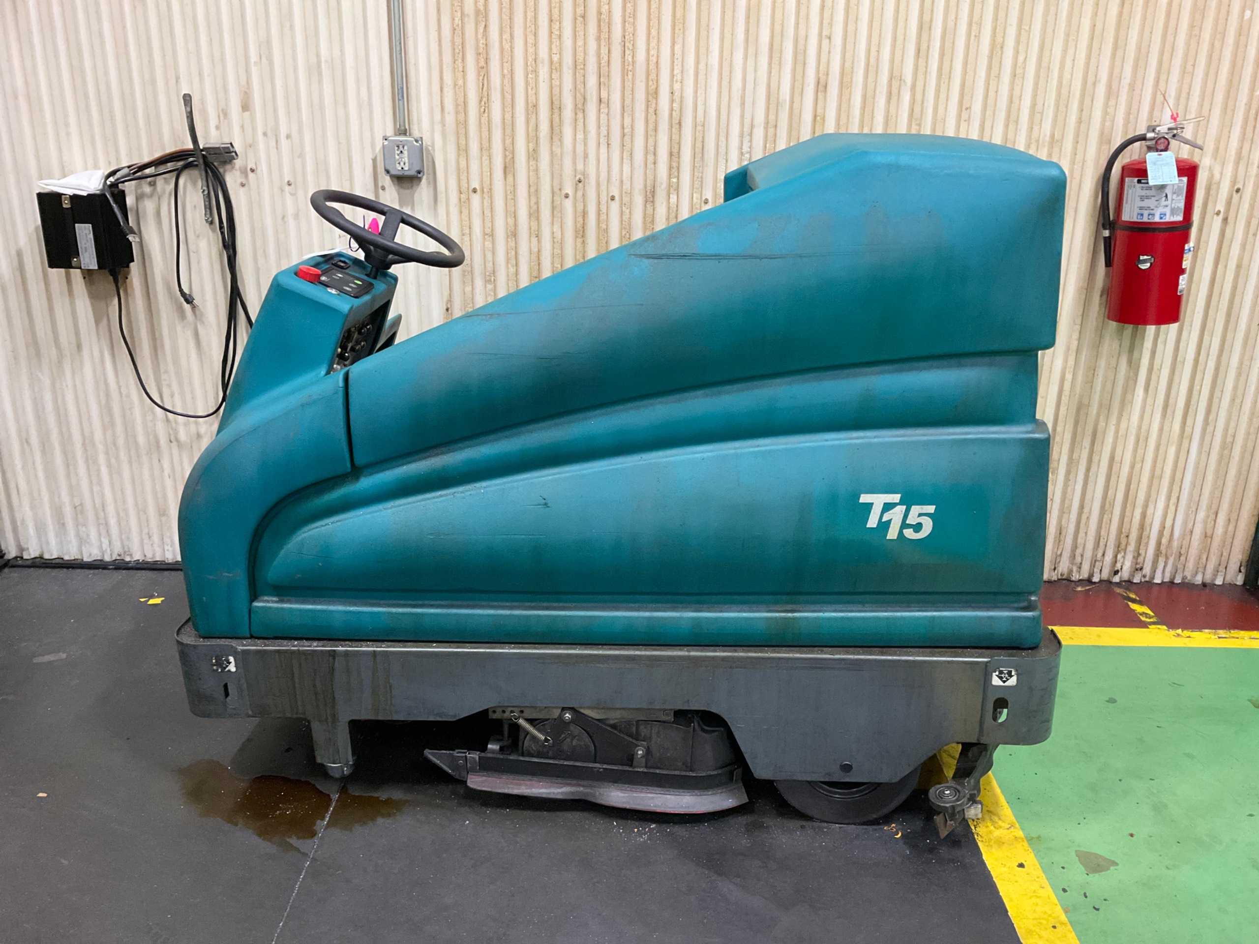 TENNANT T15 FLOOR SCRUBBER - FLOOR SCRUBBERS