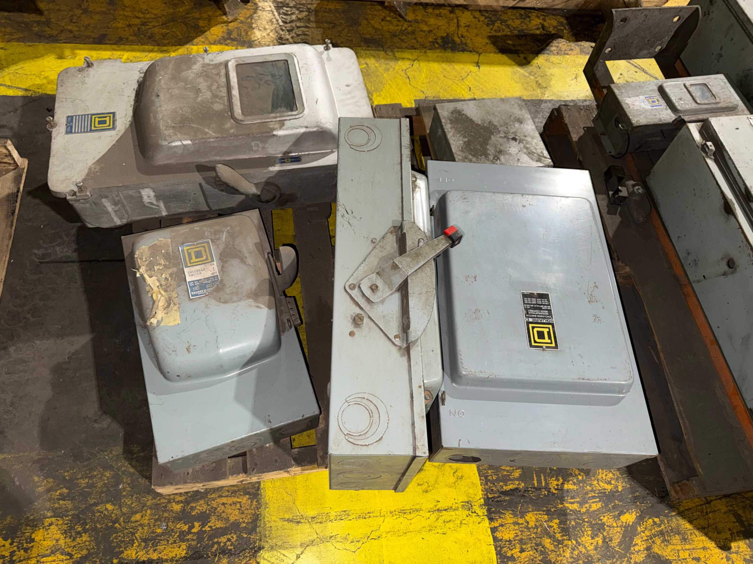 BULK QTY OF ELECTRICAL EQUIPMENT - ELECTRICAL EQUIPMENT