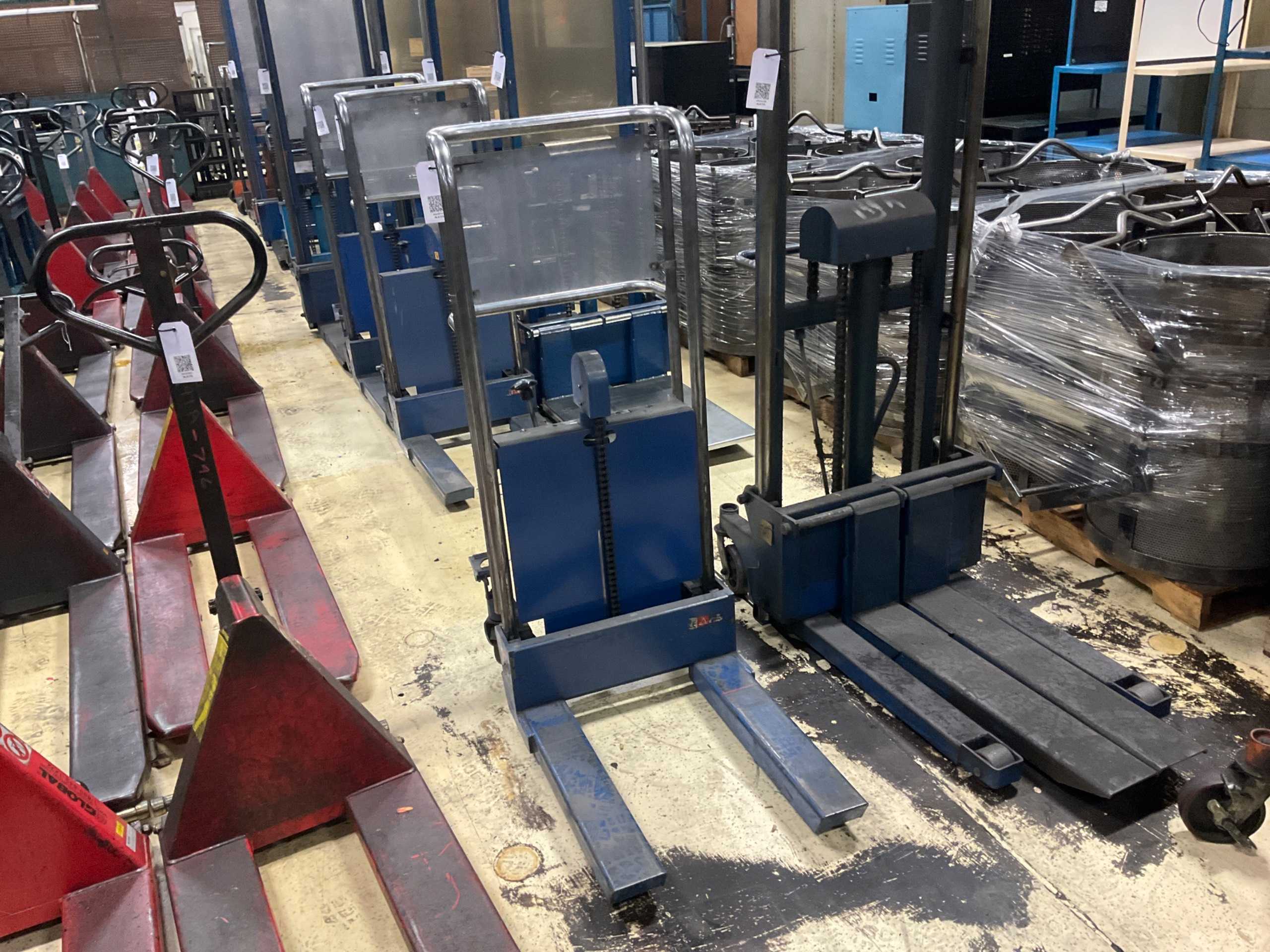 HYDRAULIC STRADDLE STACKER - LIFTING EQUIPMENT
