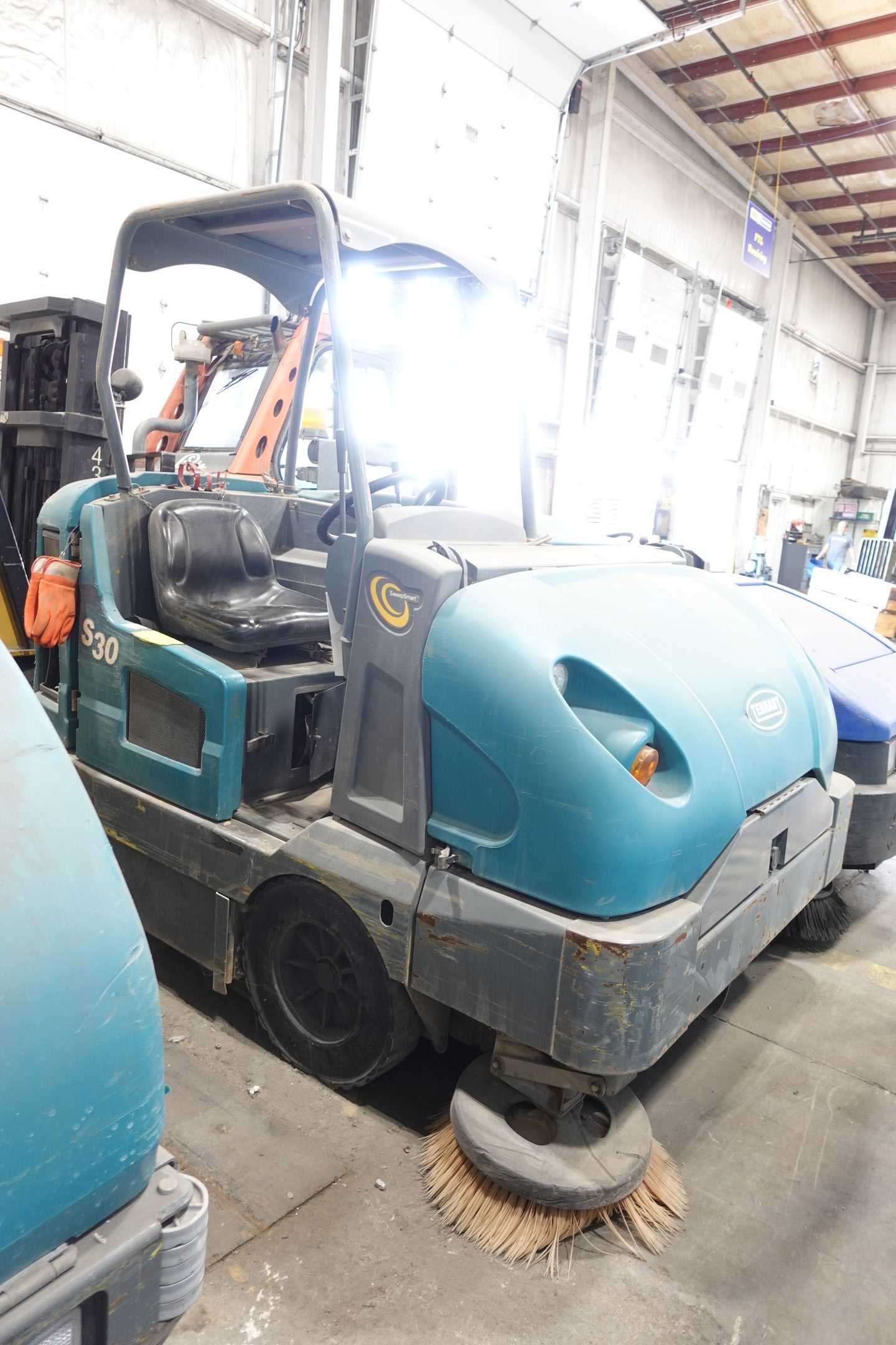 TENNANT S30 INDUSTIAL FLOOR SWEEPER - SWEEPERS