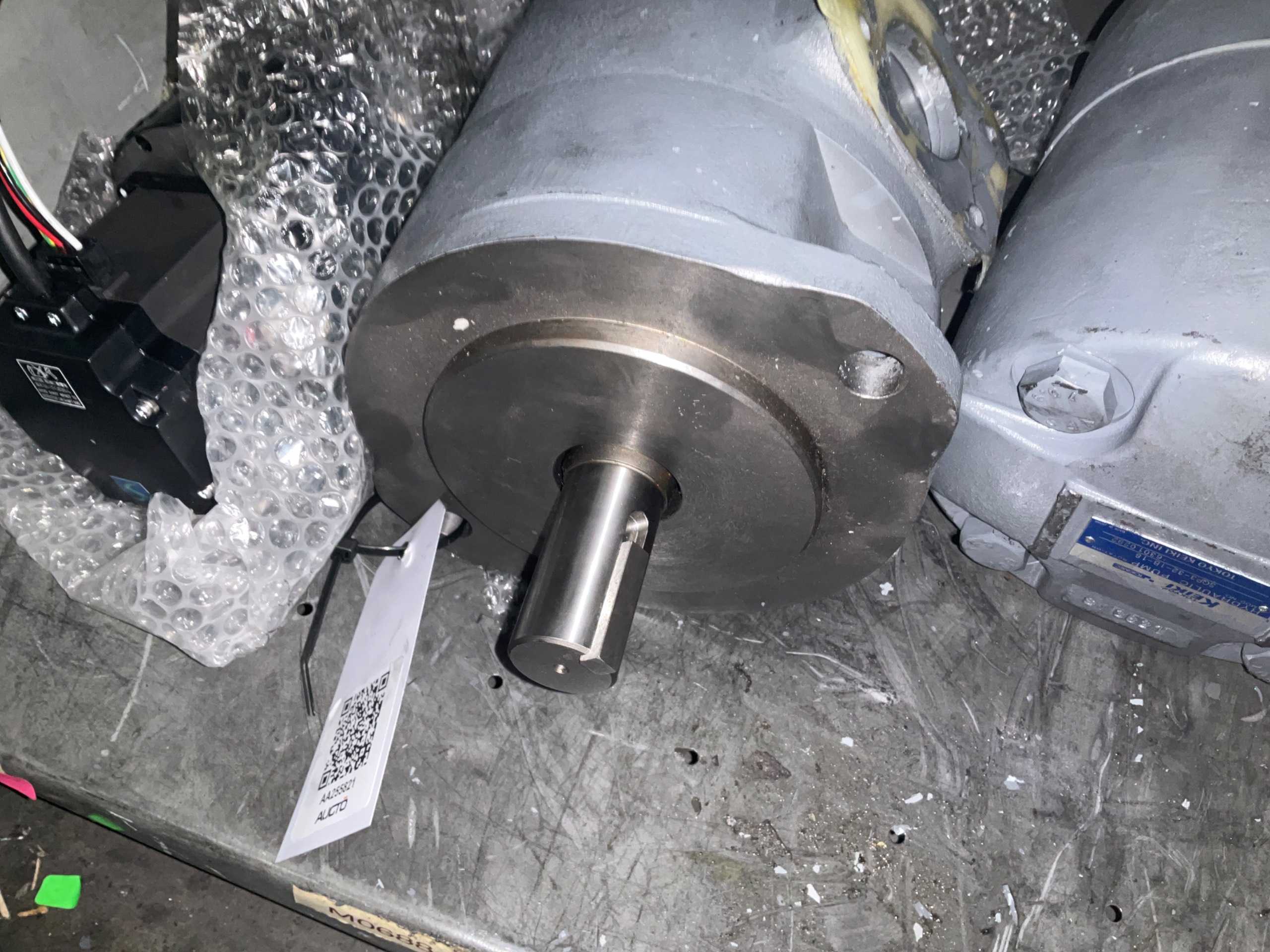 BULK QTY OF HYDRAULIC PUMPS & SERVO MOTOR - INDUSTRIAL PARTS