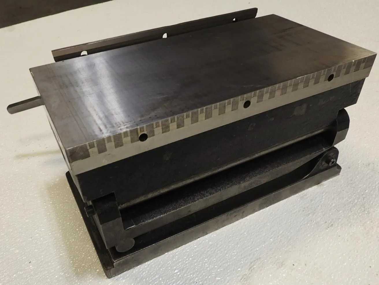 ROBBINS-XLO MAGNA-SINE MODEL A-10 MAGNETIC CHUCK - MACHINE TOOLING