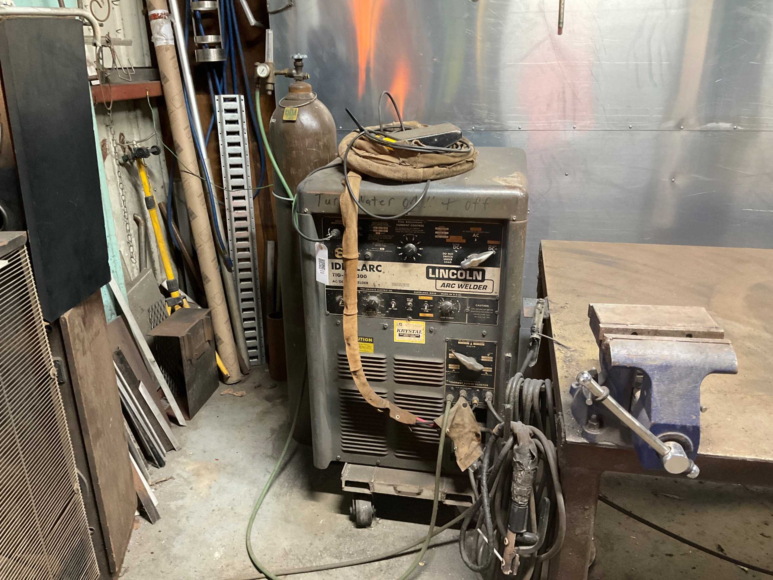 LINCOLN IDEALARC TIG 300/300 ARC WELDER - WELDERS