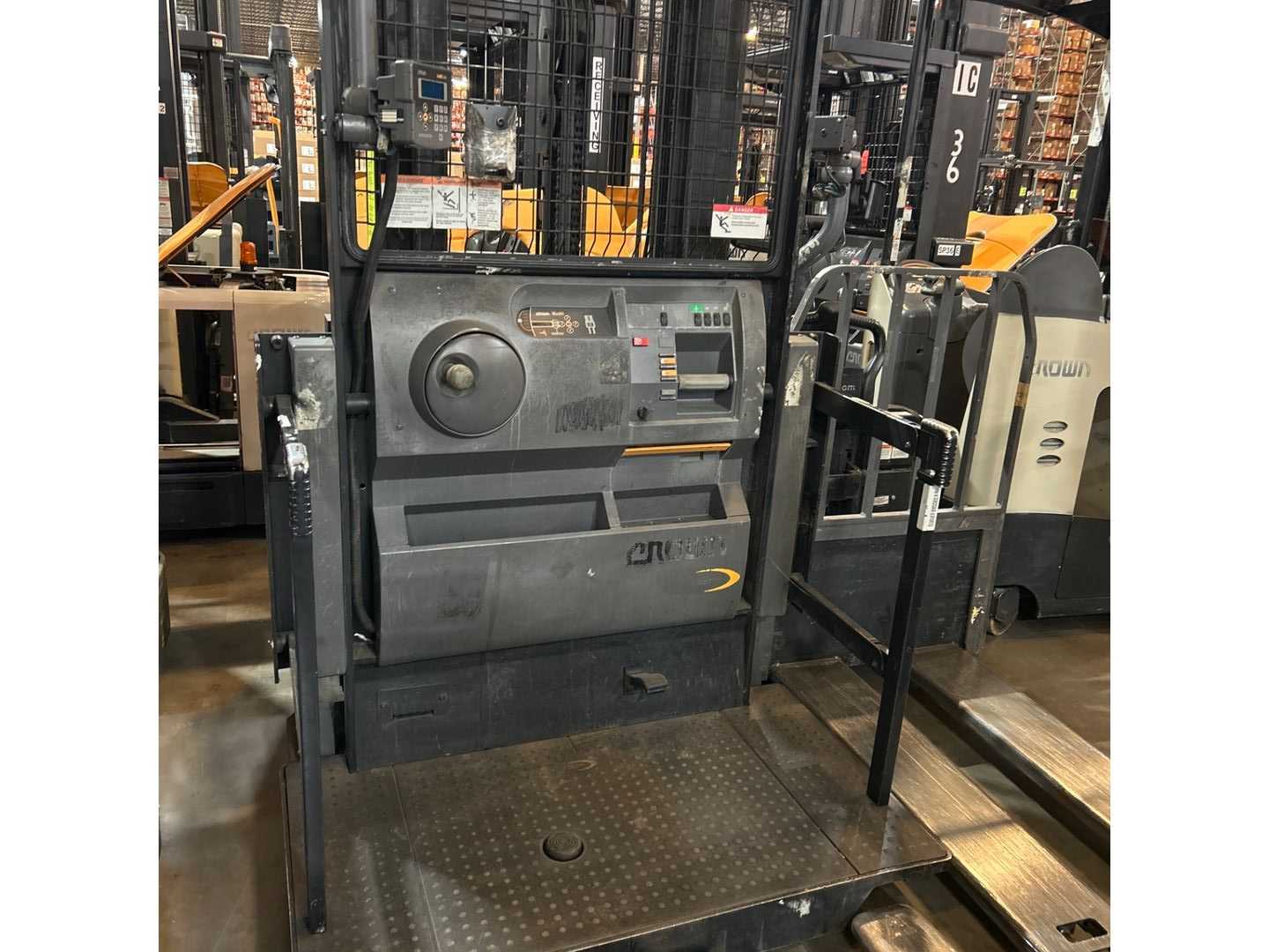 CROWN SP4050-30 ORDER PICKER - ORDER PICKER