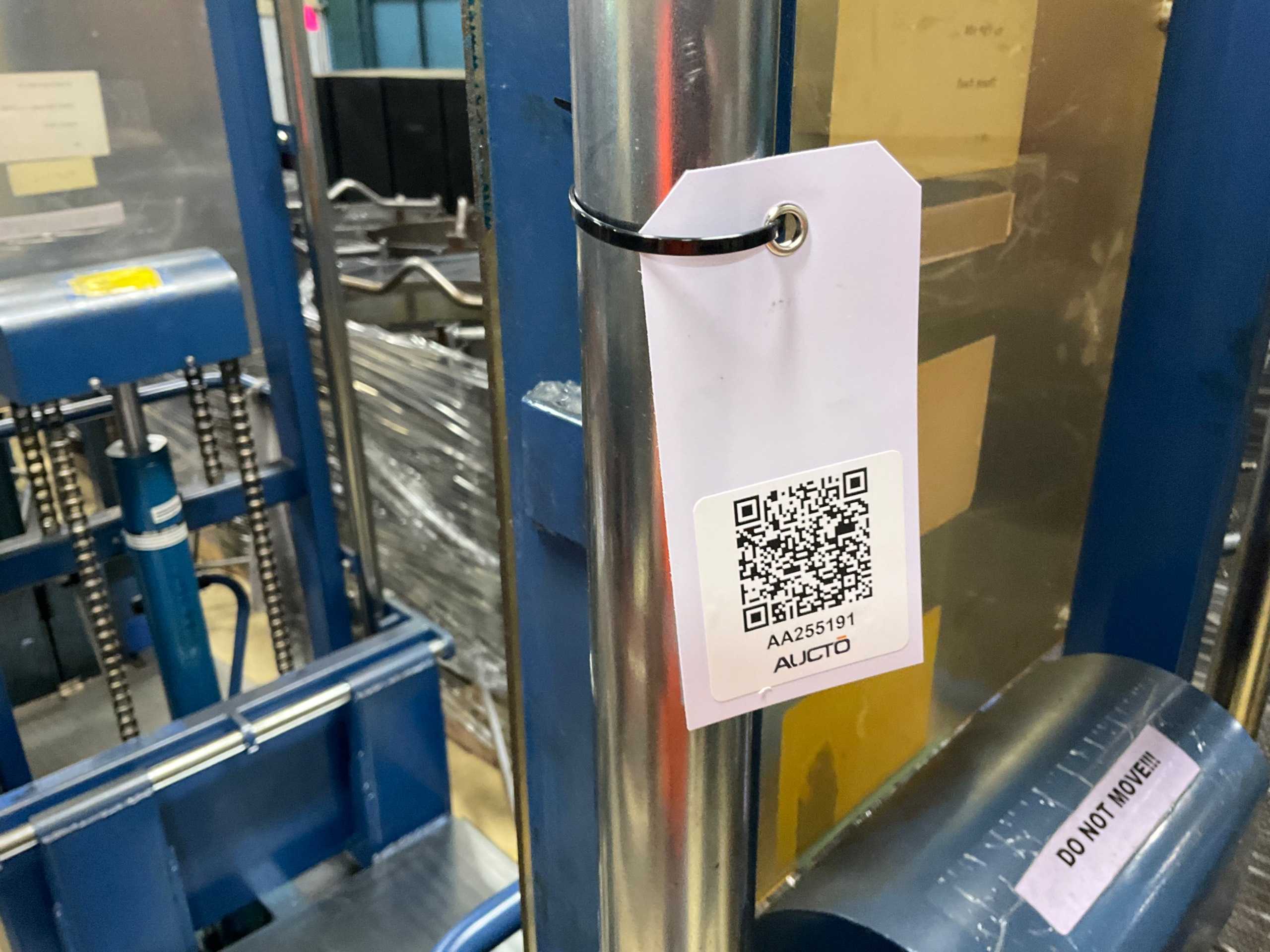 HYDRAULIC STRADDLE STACKER - MATERIAL HANDLING