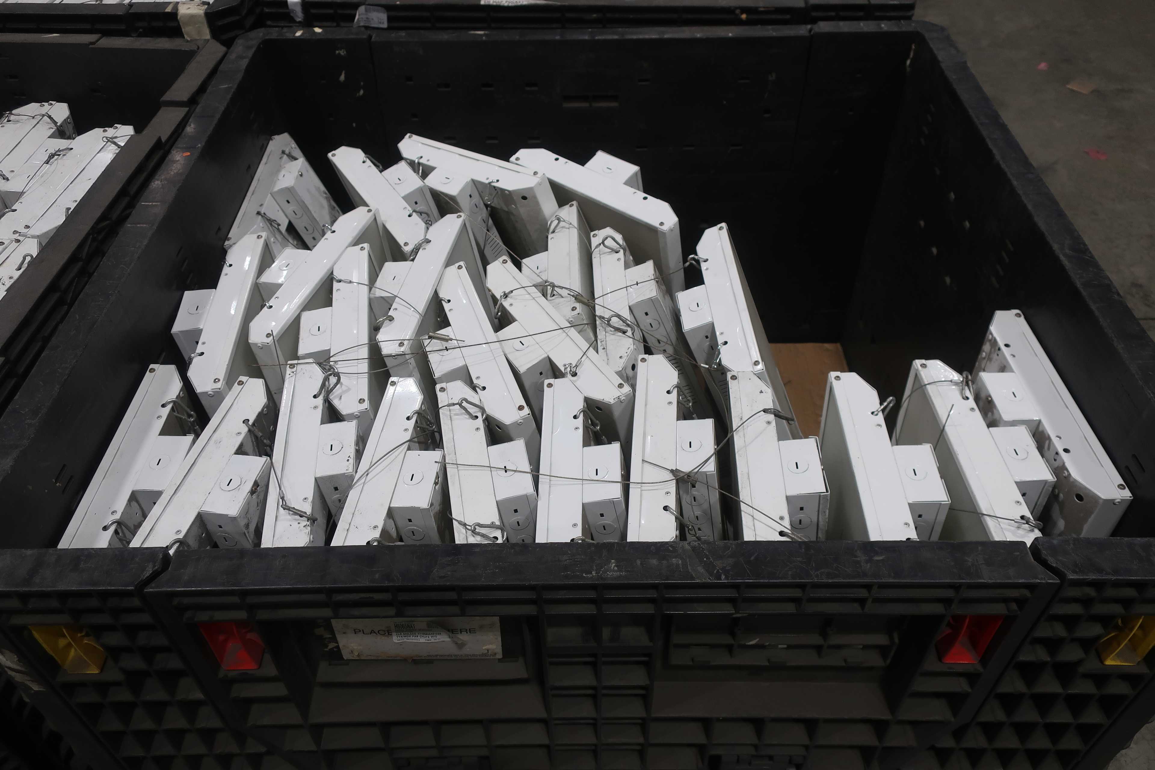 4 CRATES OF LINEAR LED HIGH BAY LIGHT FIXTURES - LIGHT FIXTURES